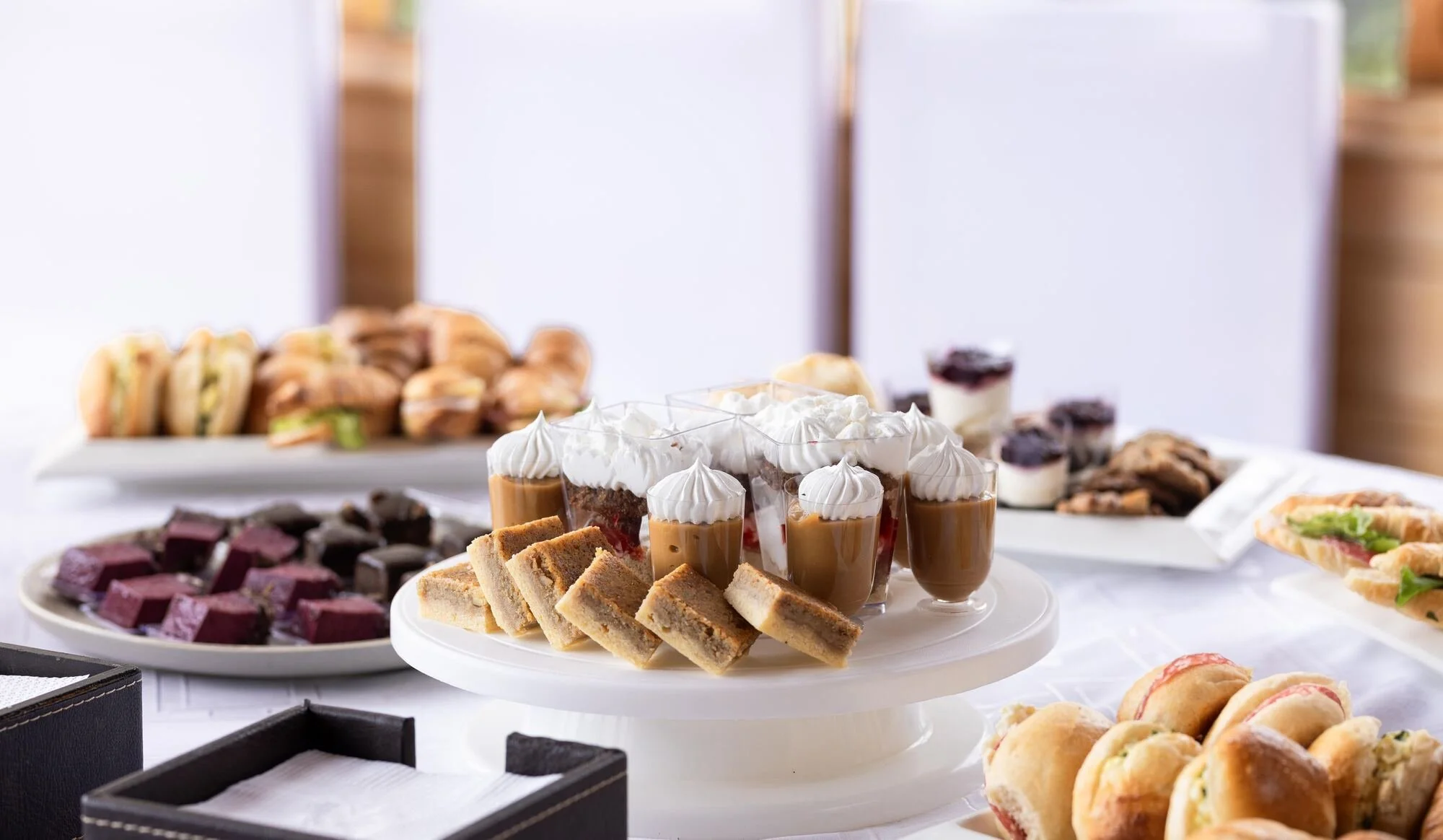 Mesa dulce y bocados de la banquetería del matrimonio civil en Castro, Chiloé	