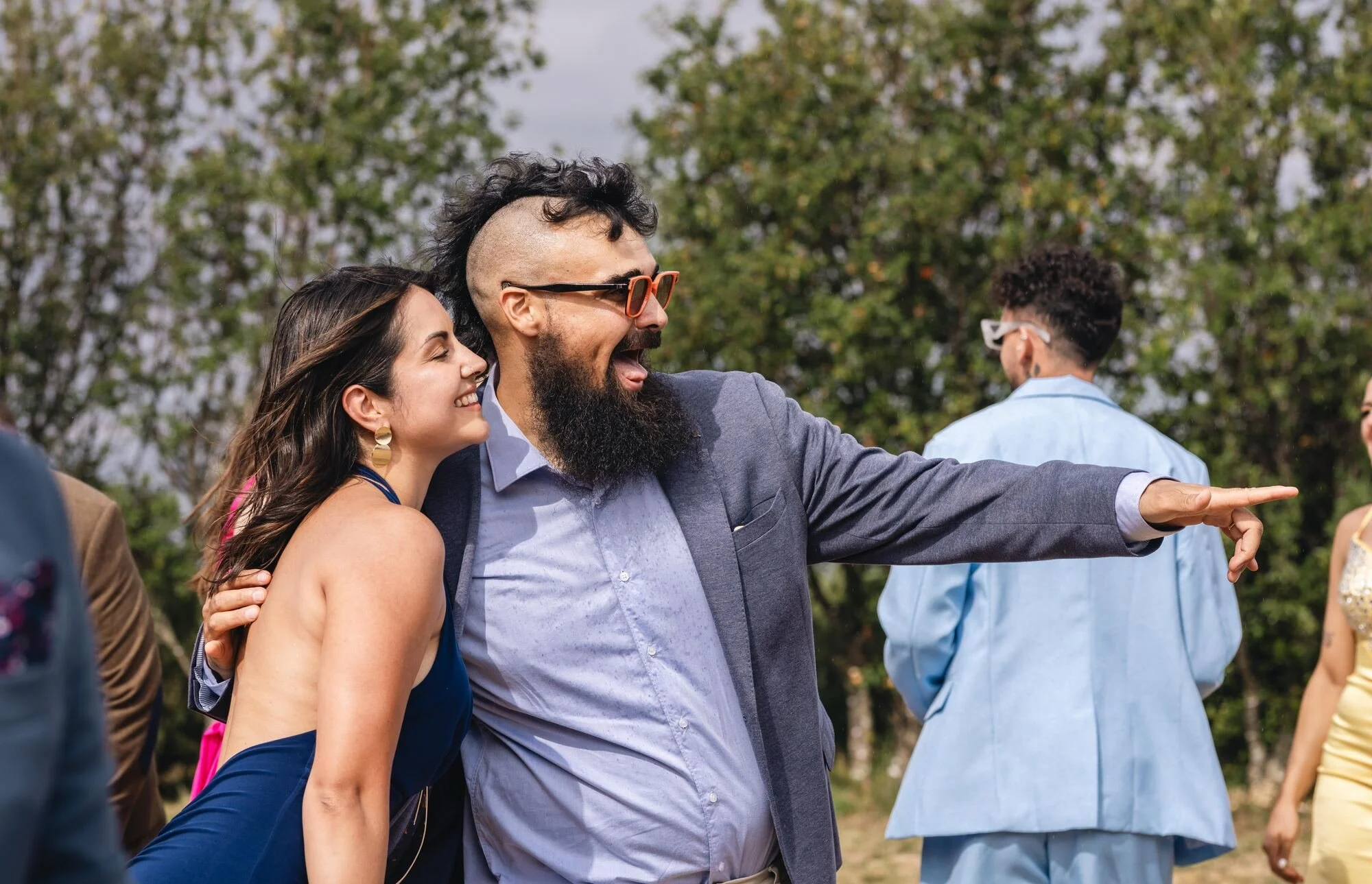 Invitados celebrando y abrazándose tras la ceremonia de boda rústica en Ancud