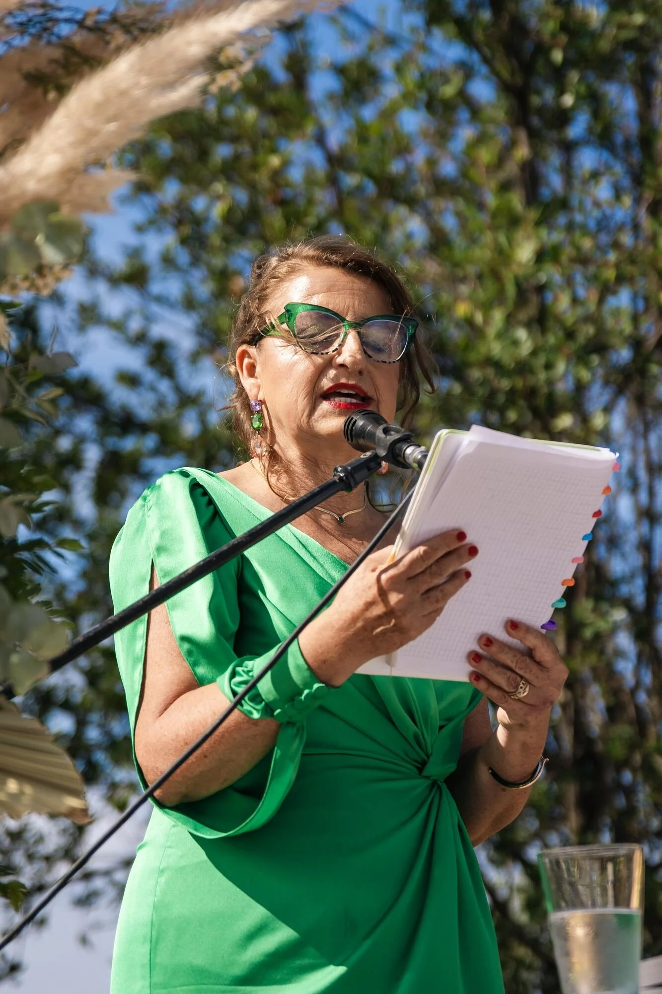 Lectura de un discurso durante la ceremonia simbólica al aire libre en Ancud, Chiloé