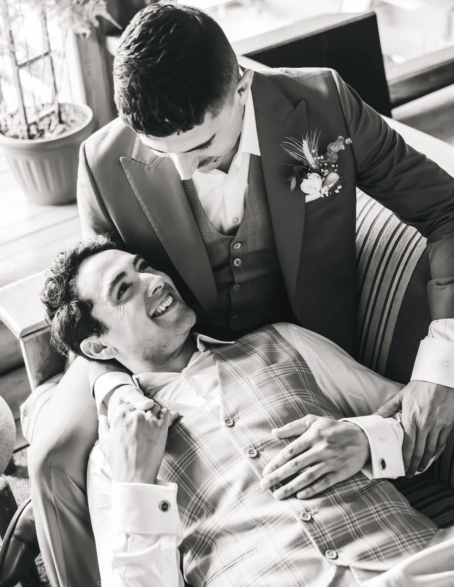 Retrato íntimo de los novios en blanco y negro durante su boda igualitaria en Chiloé