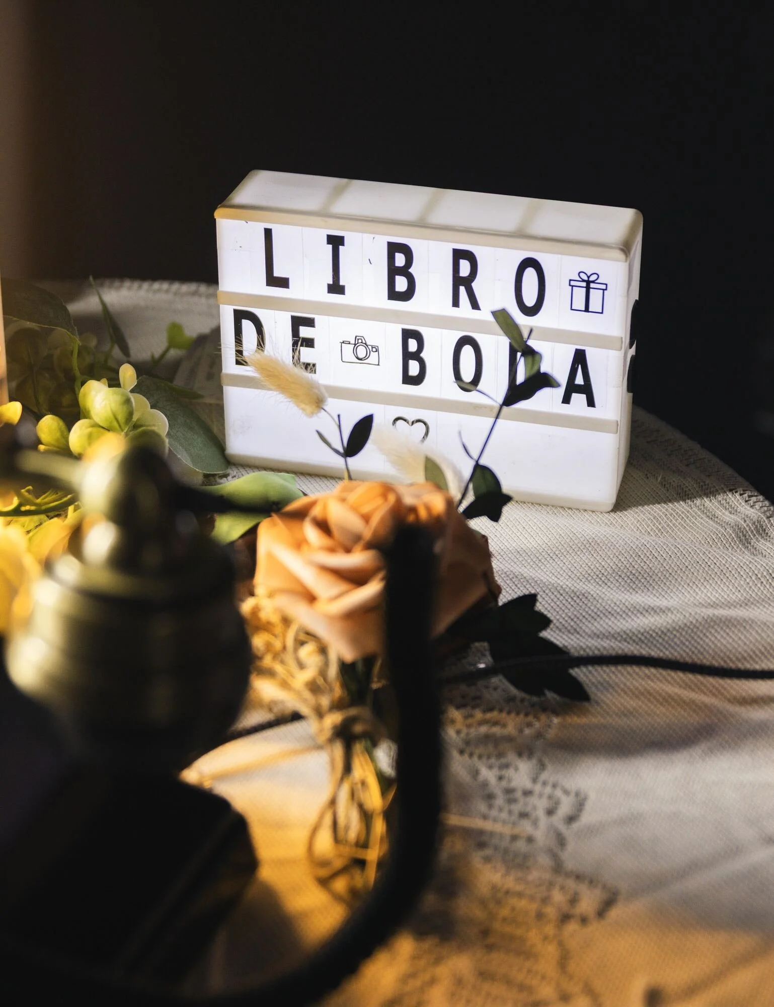 Cartel luminoso del libro de boda en la mesa de recuerdos, Castro, Chiloé	