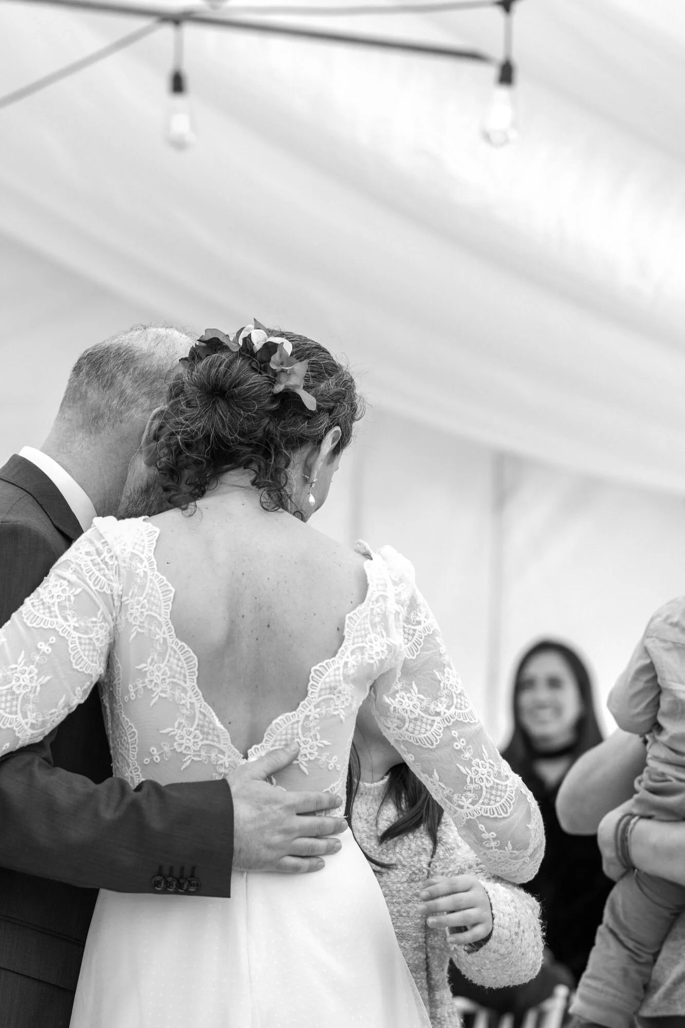 Primer baile de los novios bajo la carpa, en blanco y negro, Quilquico, Chiloé	