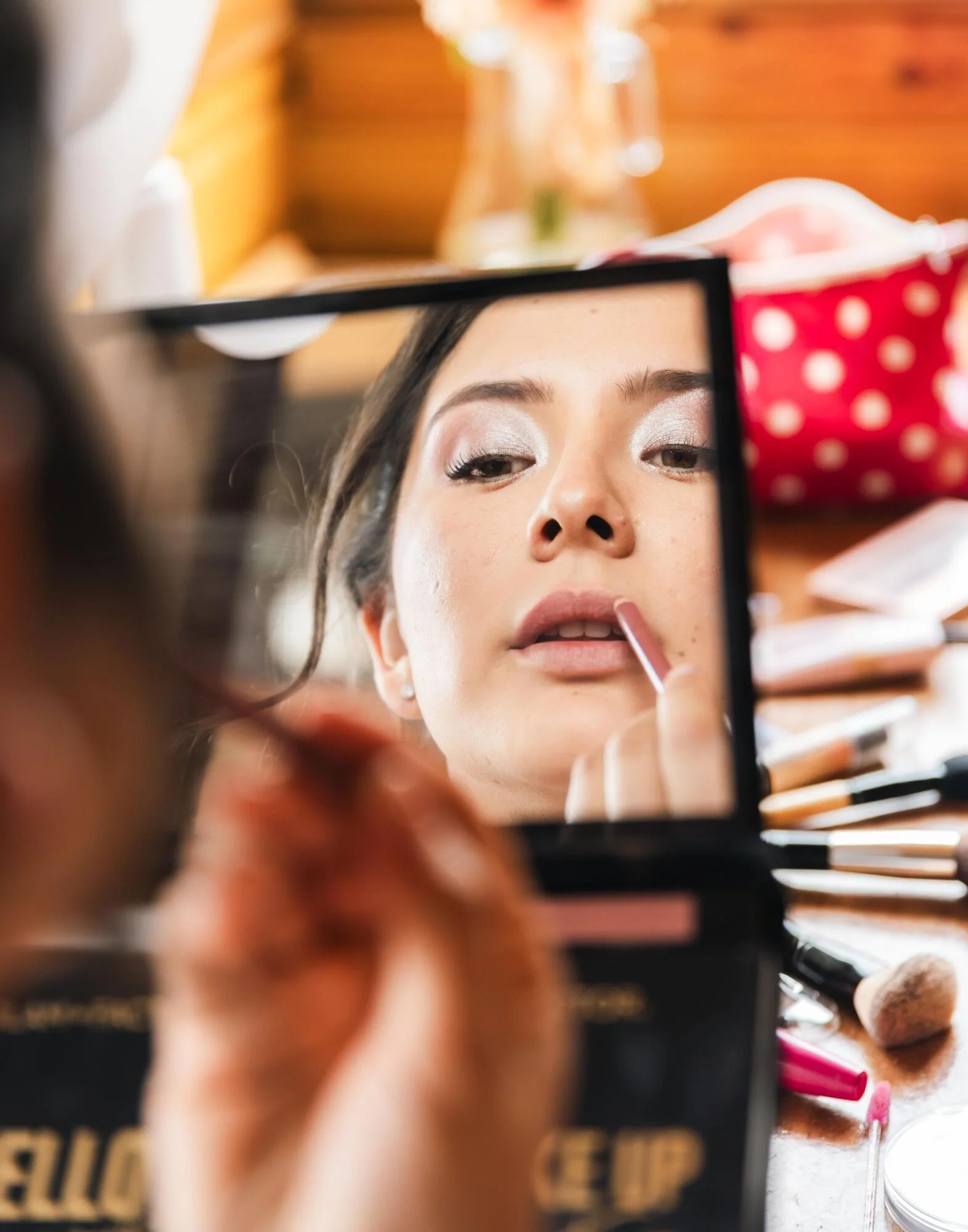 Maquillaje de la novia frente al espejo durante los preparativos en Castro, Chiloé	