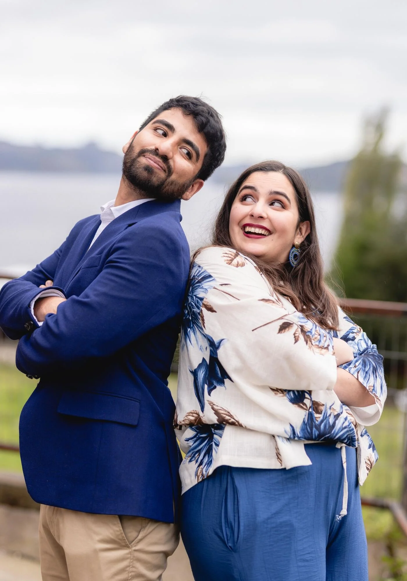 Los novios posando de forma divertida durante su sesión en Castro, Chiloé	
