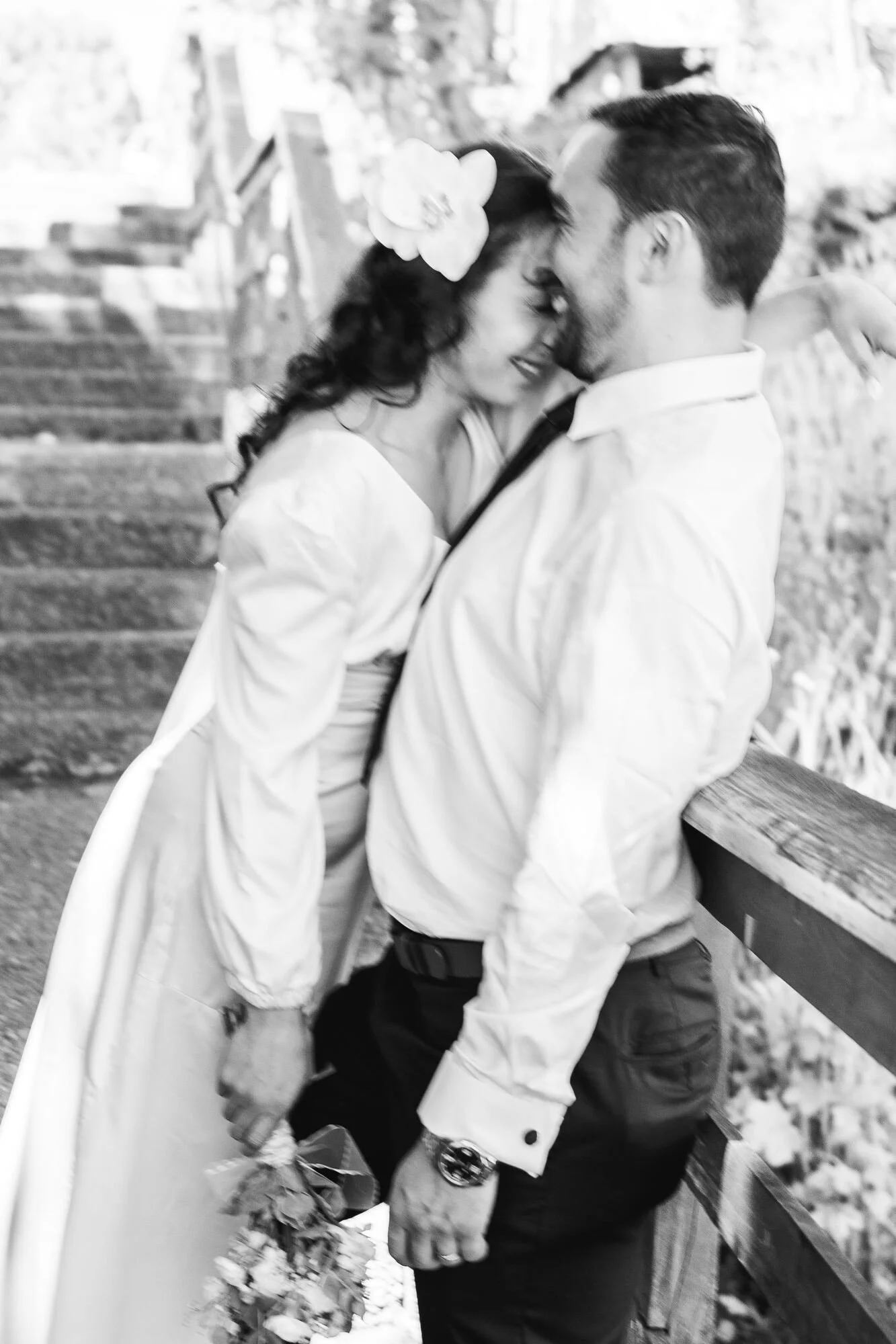 Beso de los novios en la escalera, fotografía en blanco y negro, Dalcahue, Chiloé	