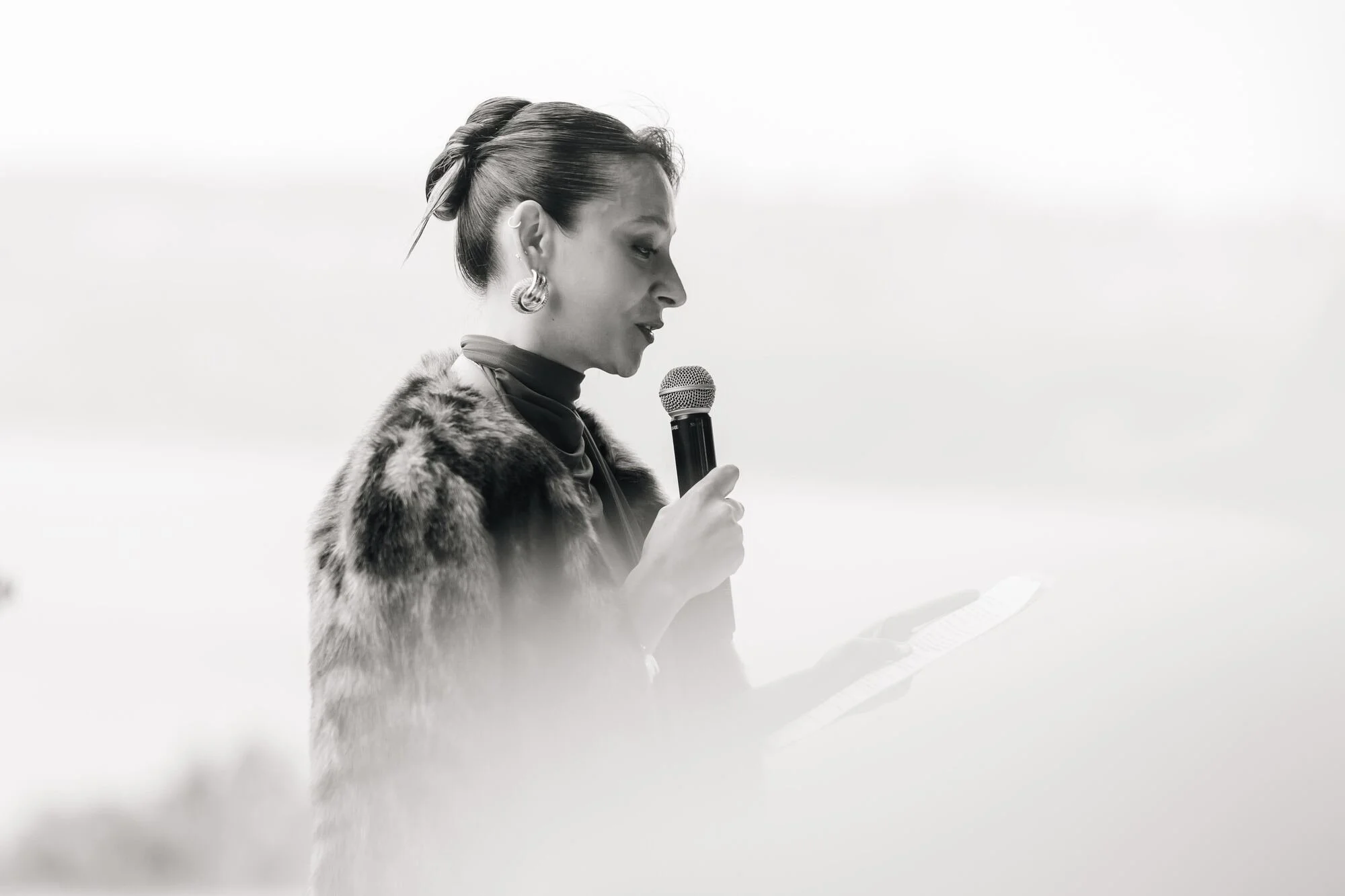 Discurso durante la ceremonia con vista al mar, en blanco y negro, Refugia, Castro
