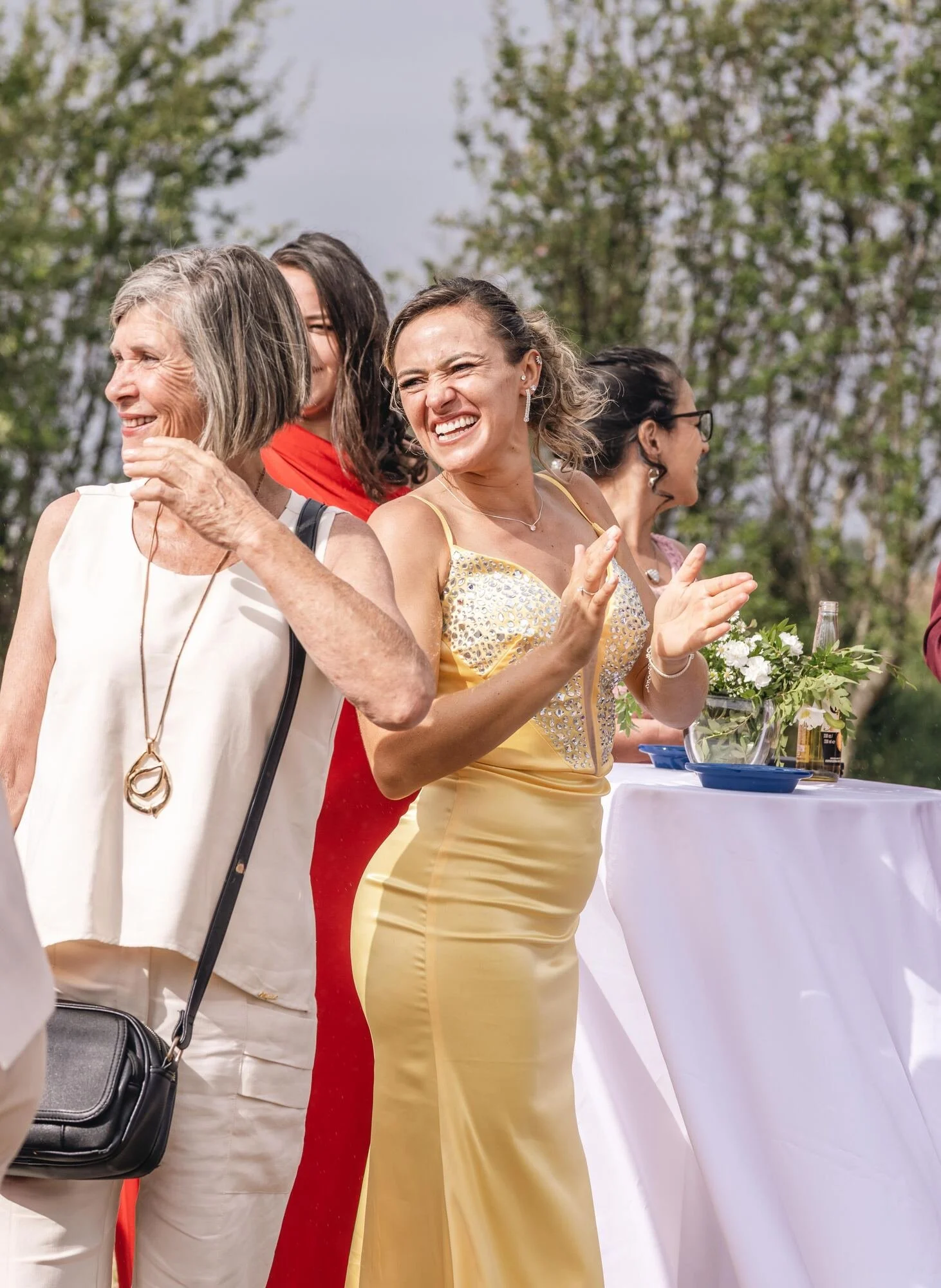 Invitadas aplauden y brindan durante la recepción campestre de la boda en Ancud