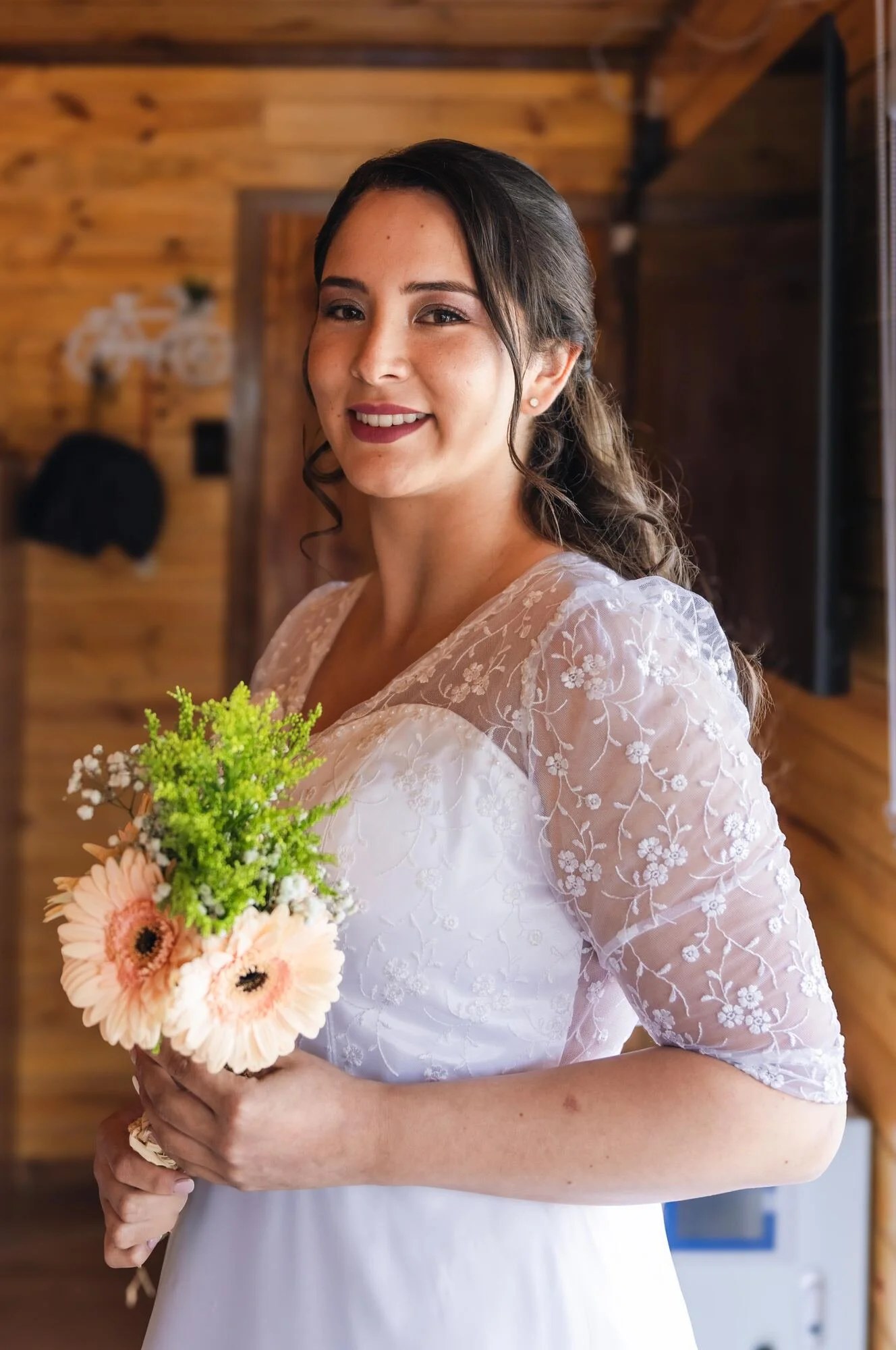 Retrato de la novia con su ramo de gerberas antes de la ceremonia en Quilquico, Chiloé	