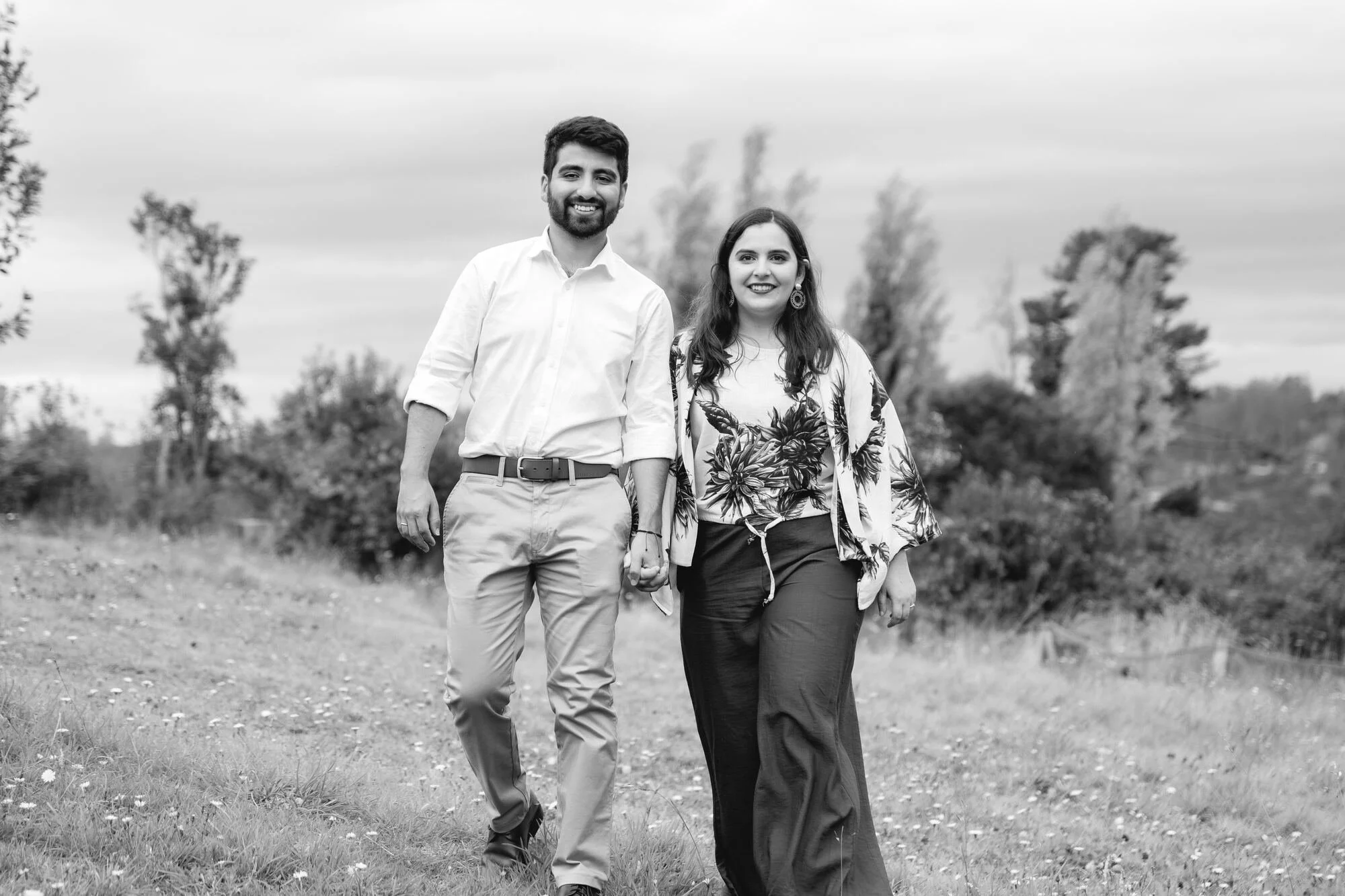 Los novios caminando por el campo, fotografía en blanco y negro, Castro, Chiloé	
