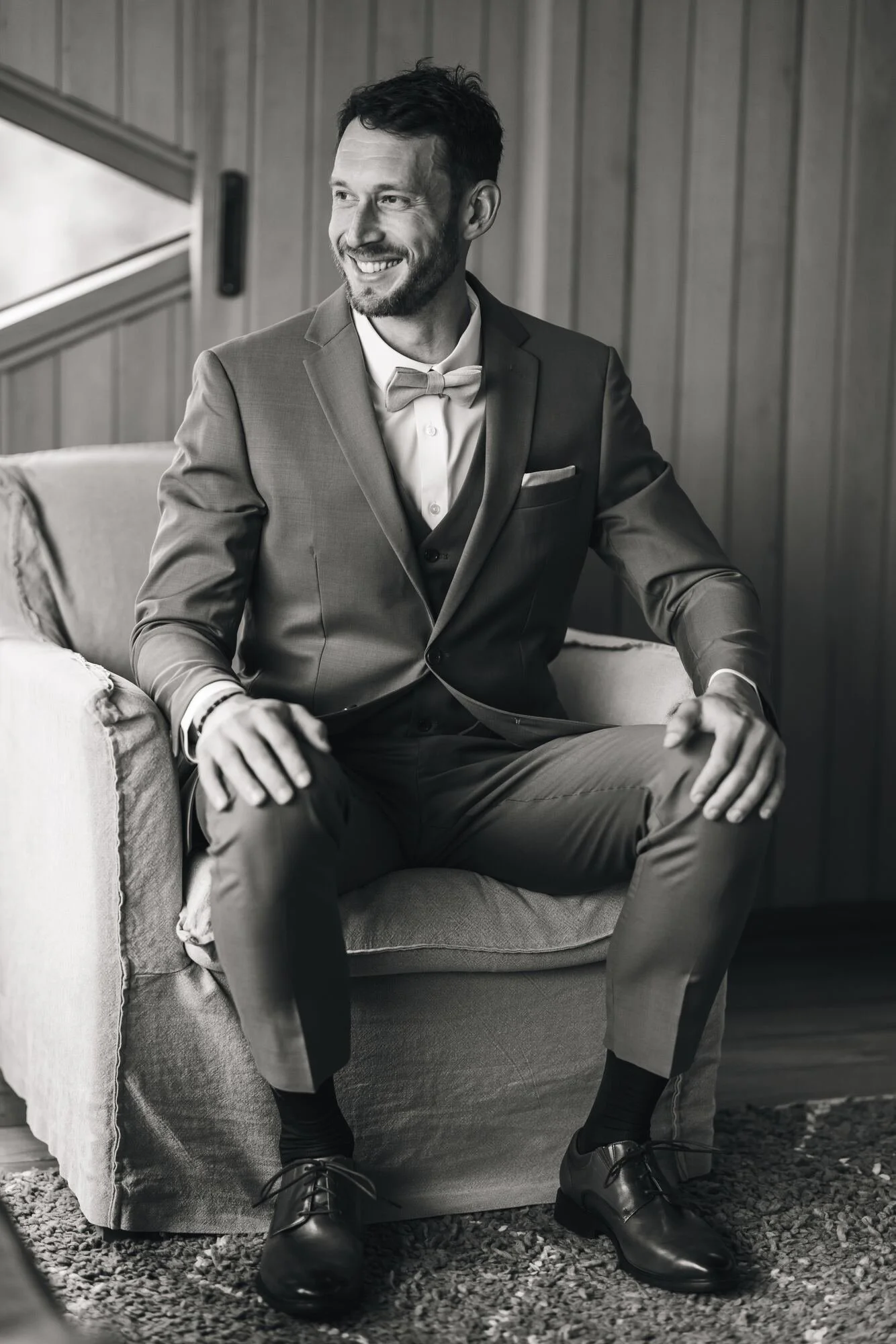 Retrato del novio sentado antes de la ceremonia en Refugia, Castro, Chiloé