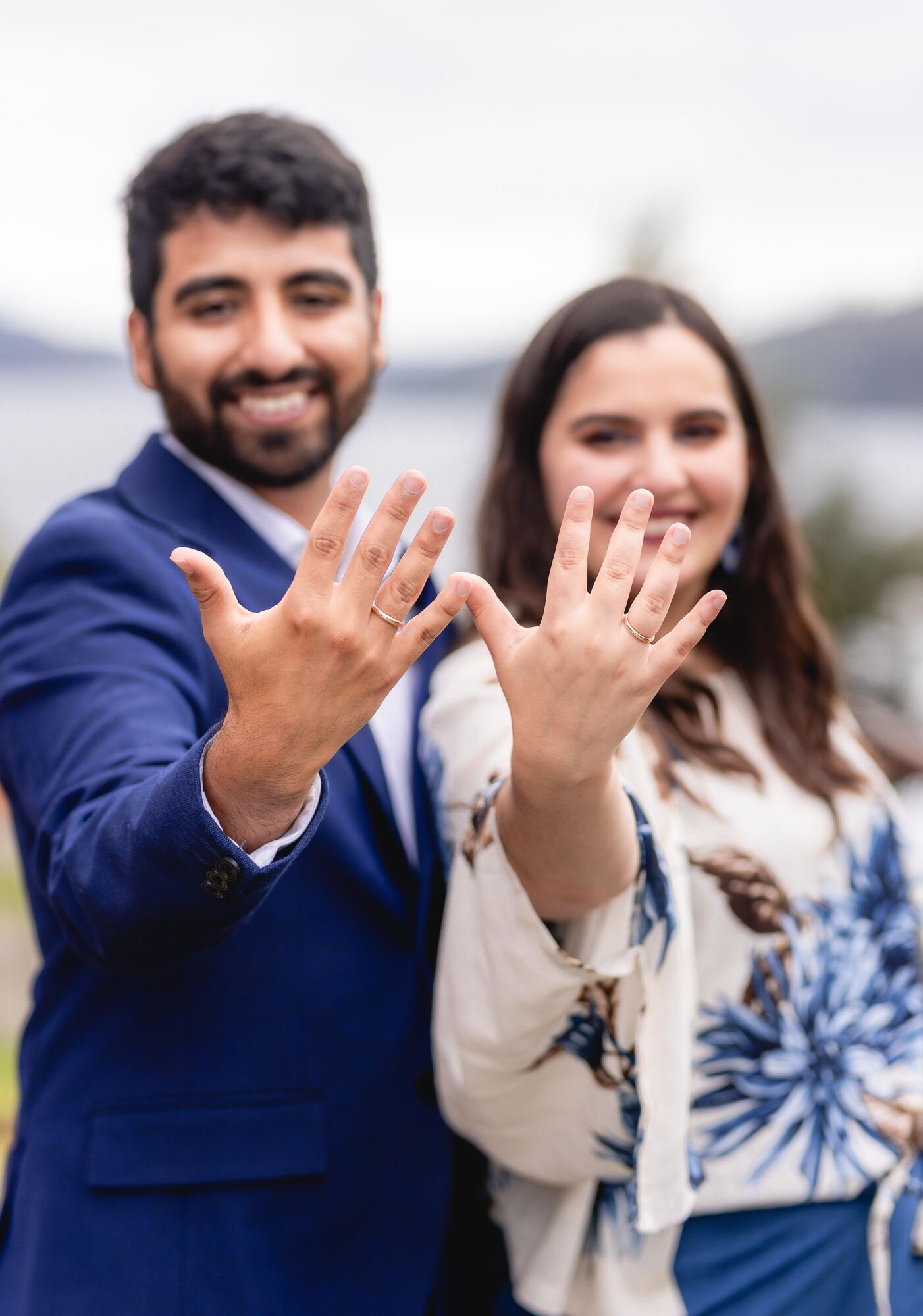 Los novios muestran sus argollas a la cámara tras la ceremonia en Castro, Chiloé	