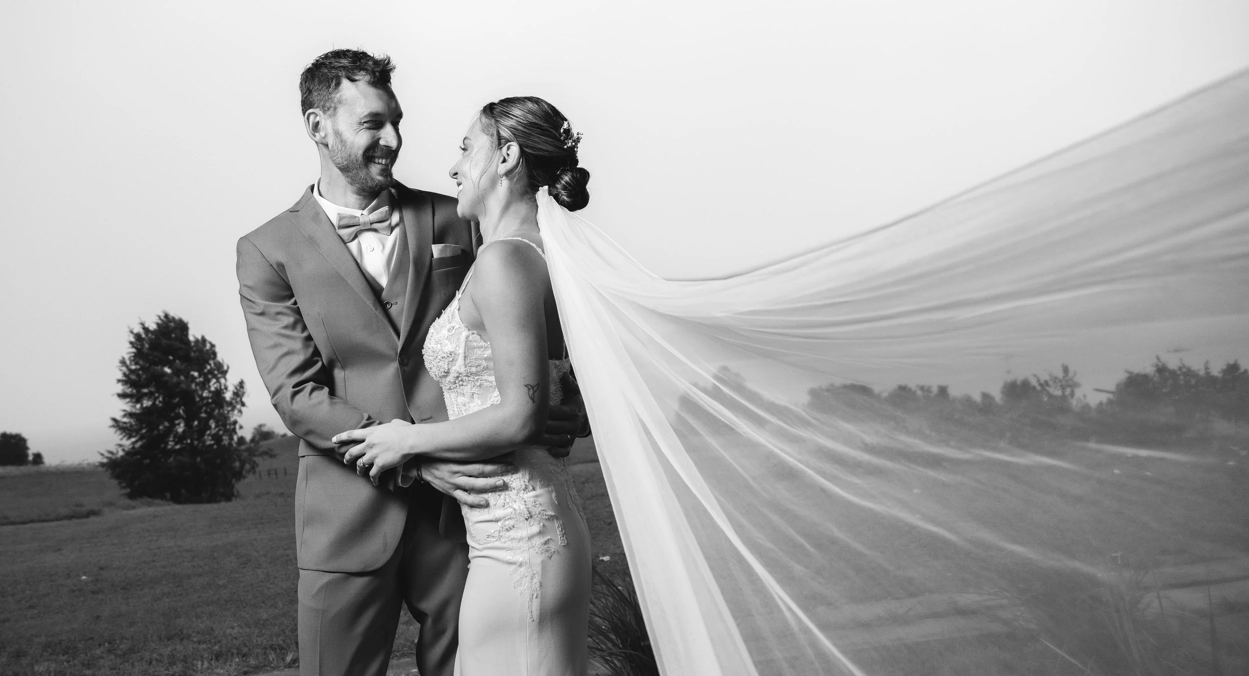 Los novios con el velo extendido al viento, en blanco y negro, Castro, Chiloé