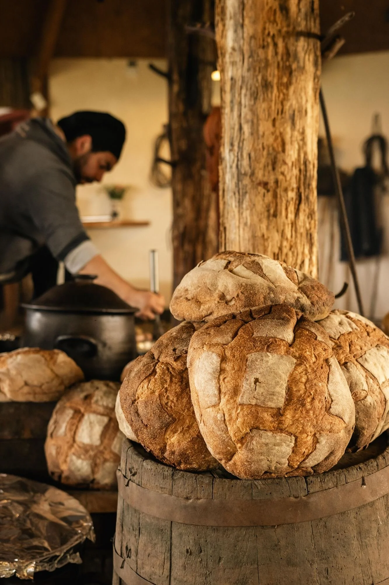 Pan artesanal servido en la banquetería de la boda en Quilquico, Chiloé	