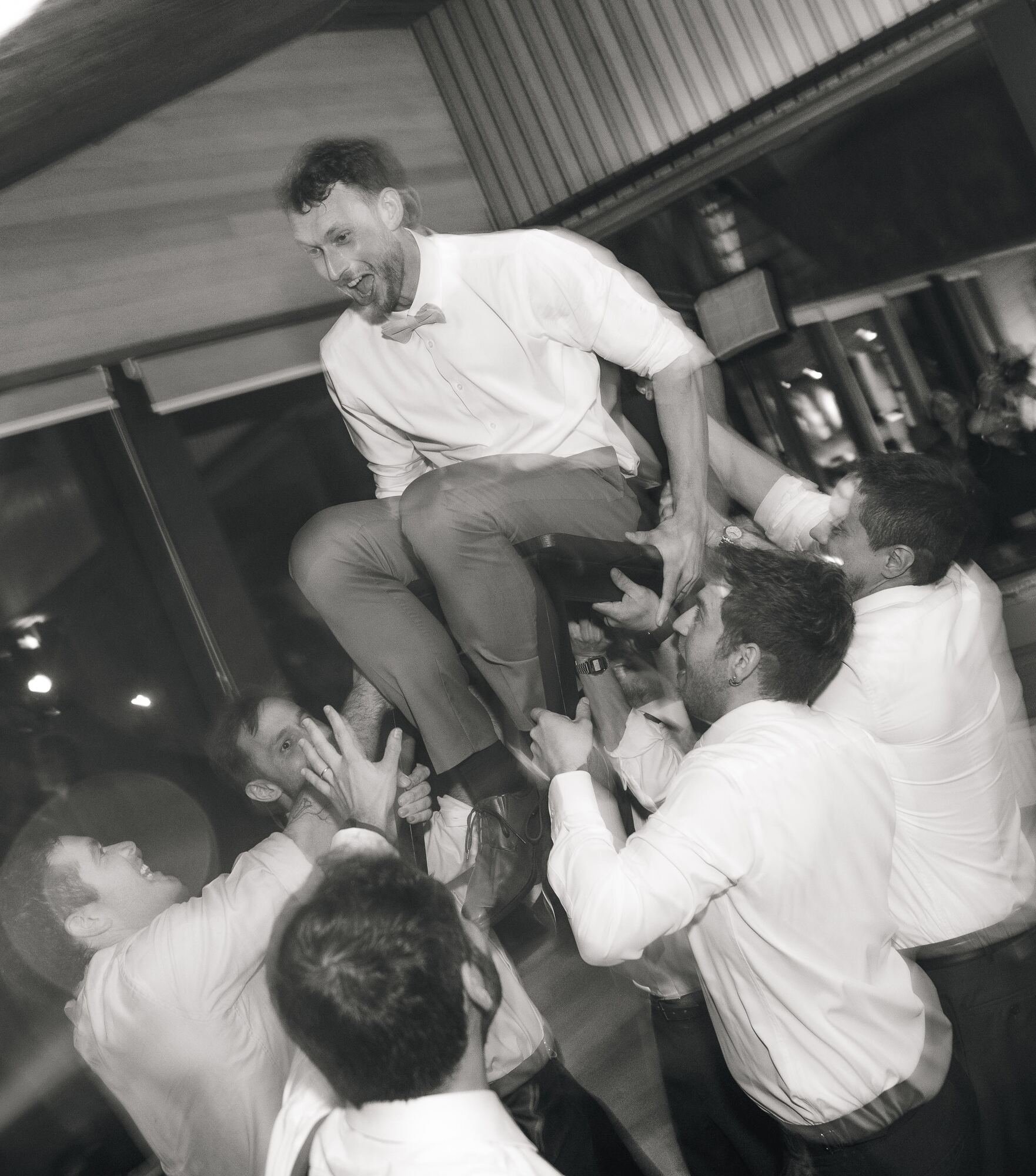 El novio levantado en andas, fotografía en blanco y negro, fiesta en Refugia