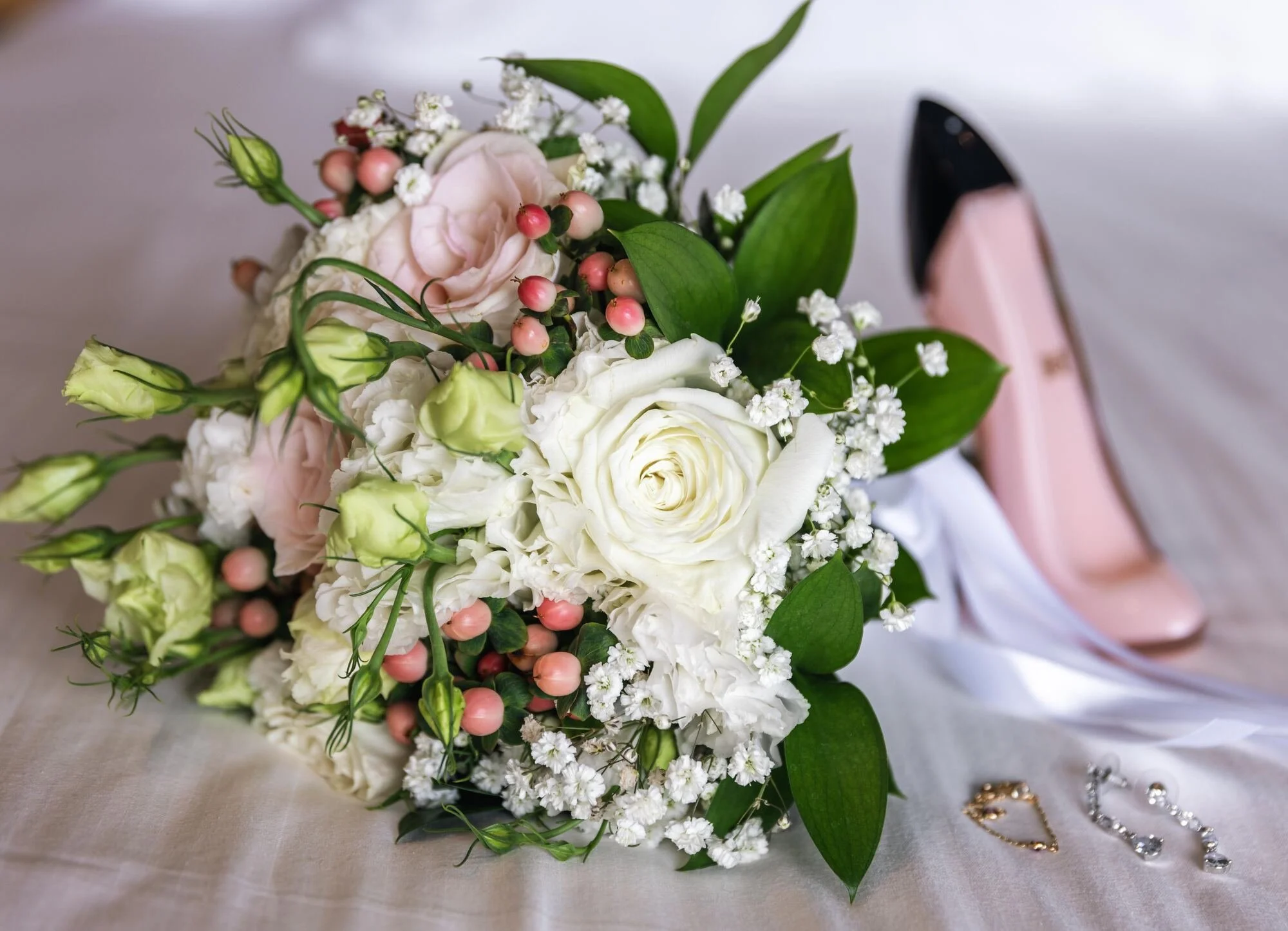 Ramo de novia con rosas blancas y rosadas junto a los accesorios, Castro, Chiloé
