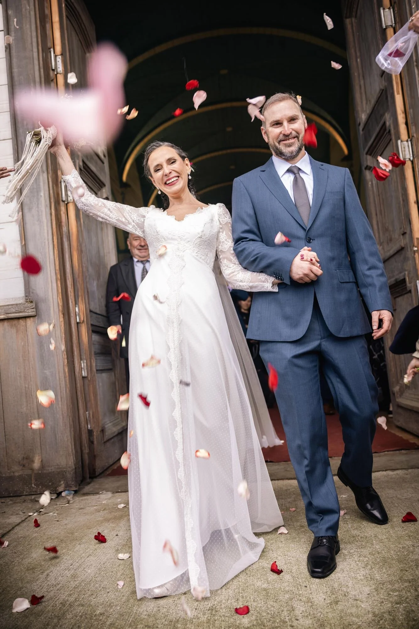 Lluvia de pétalos sobre los novios a la salida de la iglesia en Chiloé	
