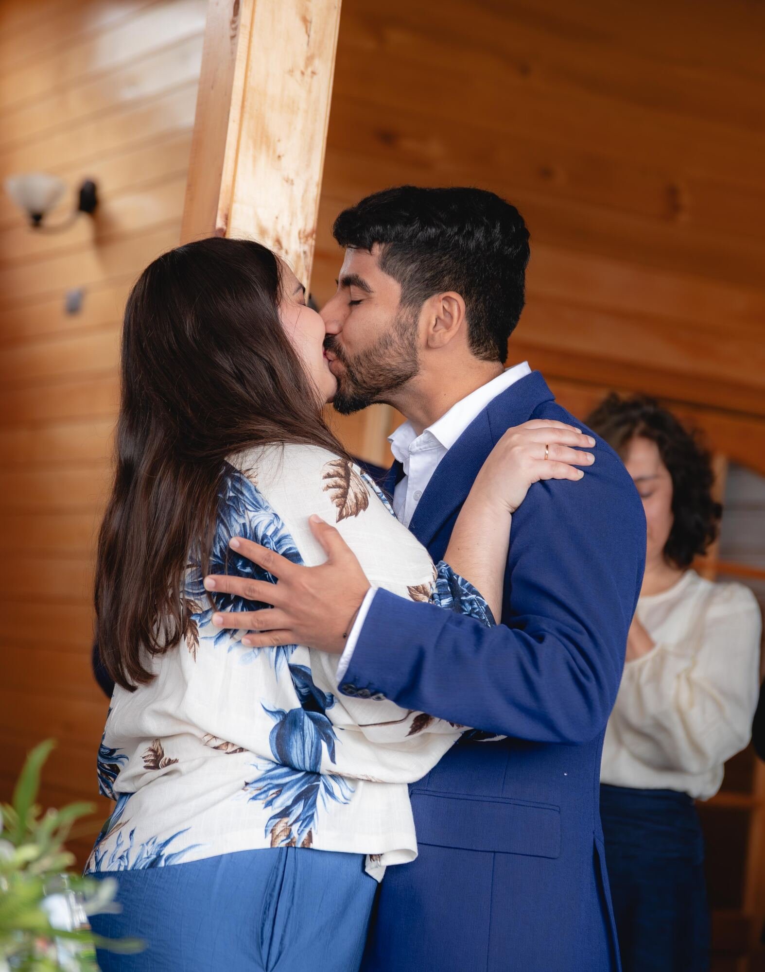 Beso de los novios al finalizar la ceremonia civil en Castro, Chiloé	