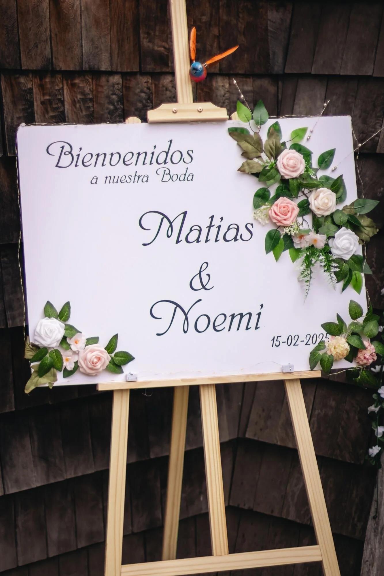Letrero de bienvenida a la boda sobre una pared de tejuelas, Quilquico, Chiloé	