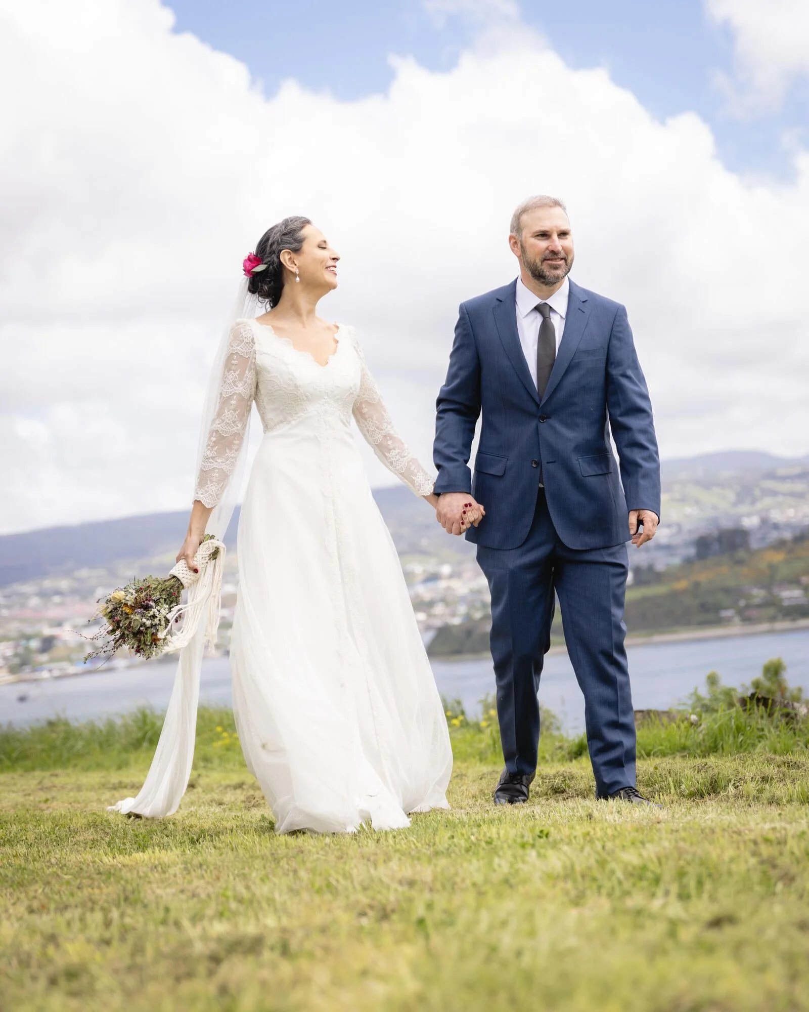 Los novios tomados de la mano con vista al mar de Castro desde Quilquico, Chiloé	