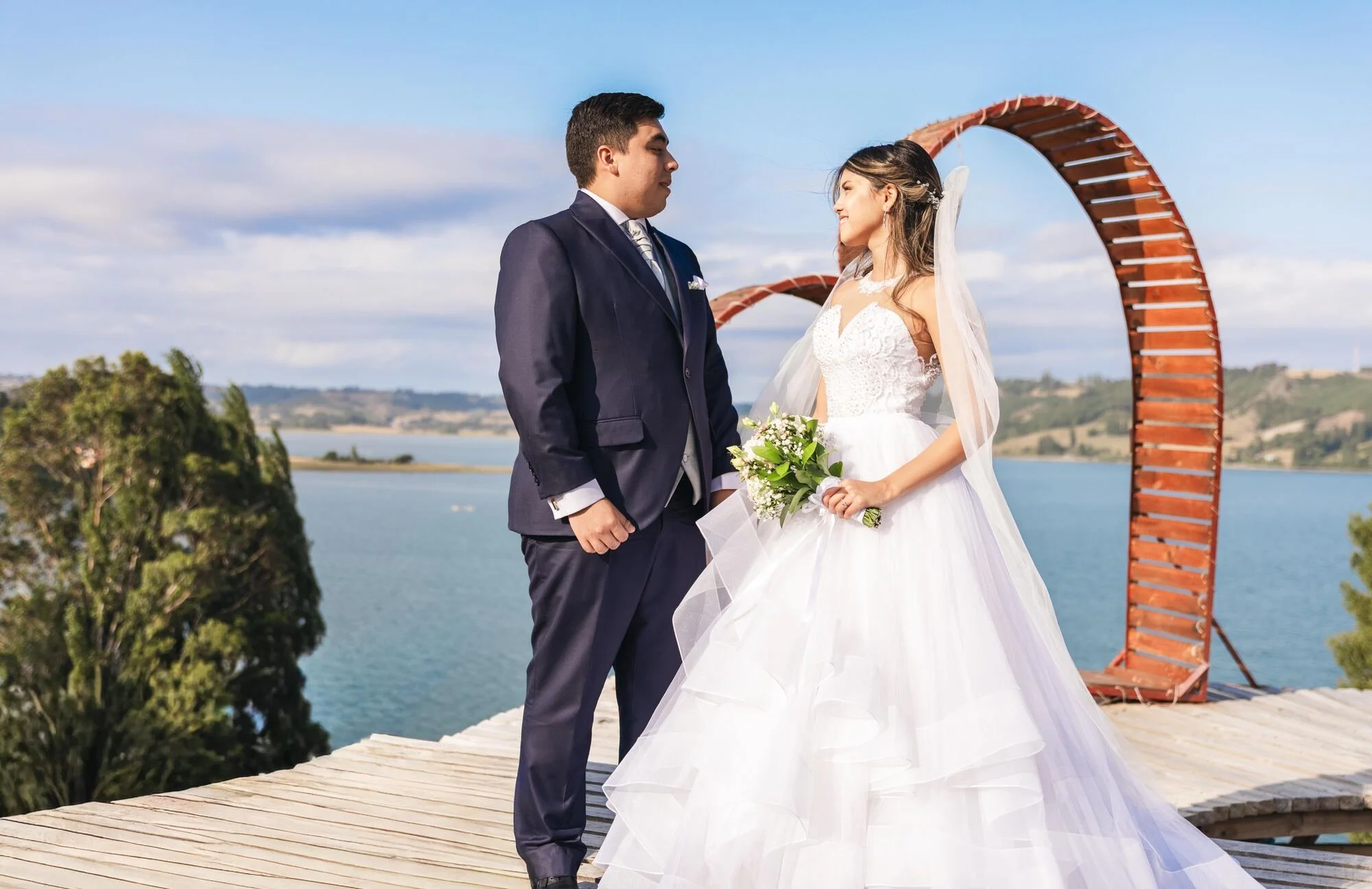 Los novios en el mirador con vista al fiordo de Castro, Chiloé