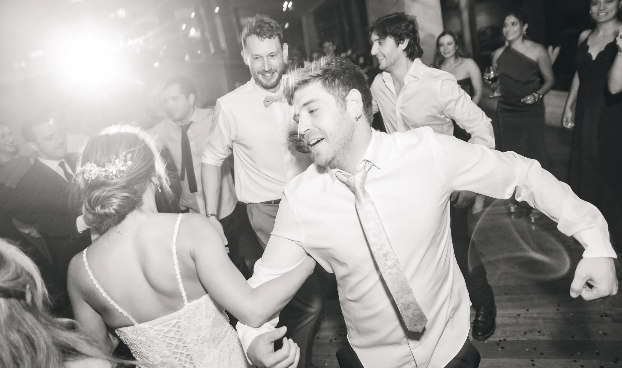 Los novios bailando entre los invitados, en blanco y negro, Refugia, Castro