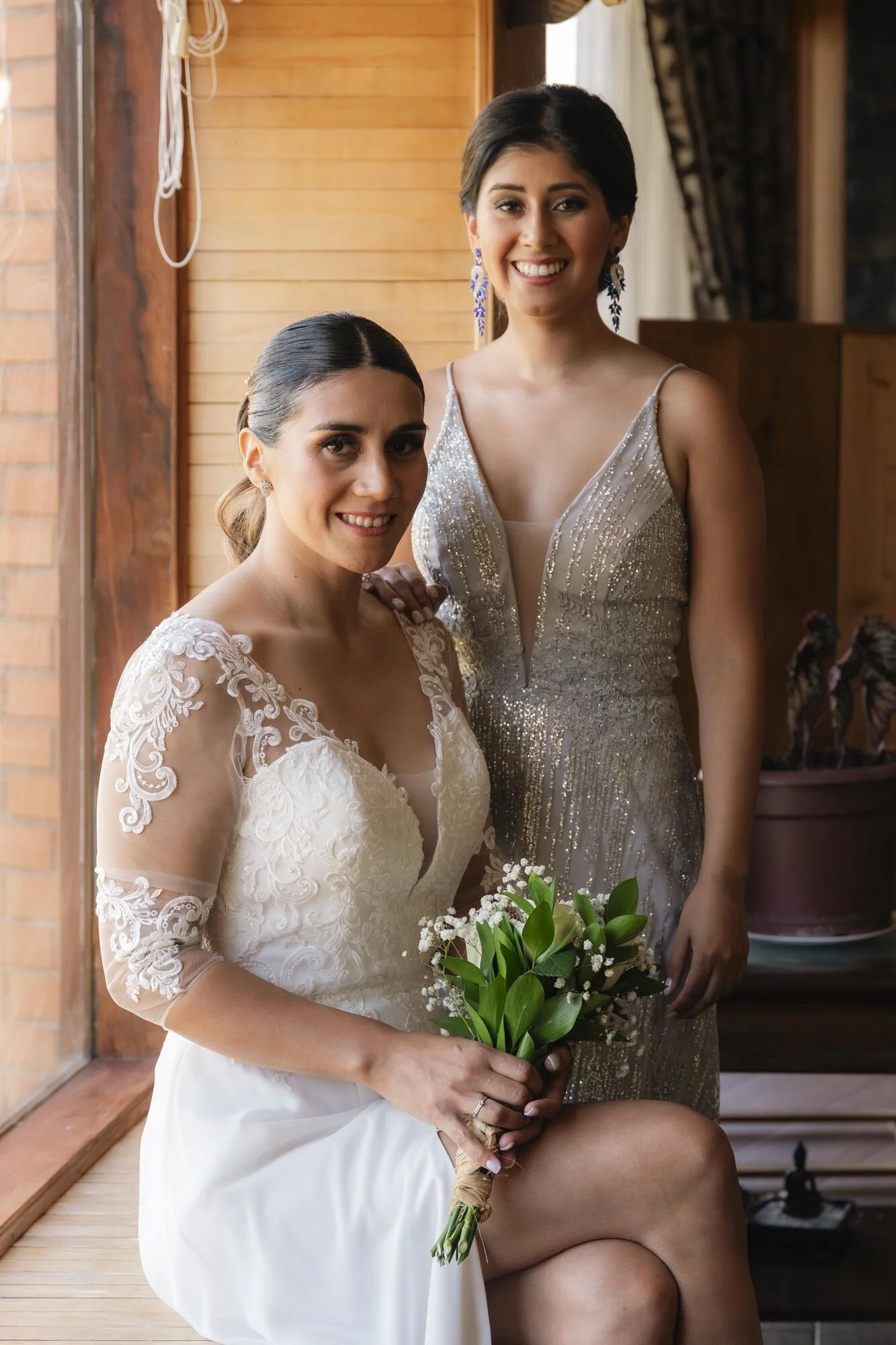 La novia junto a una dama de honor durante los preparativos en Castro, Chiloé