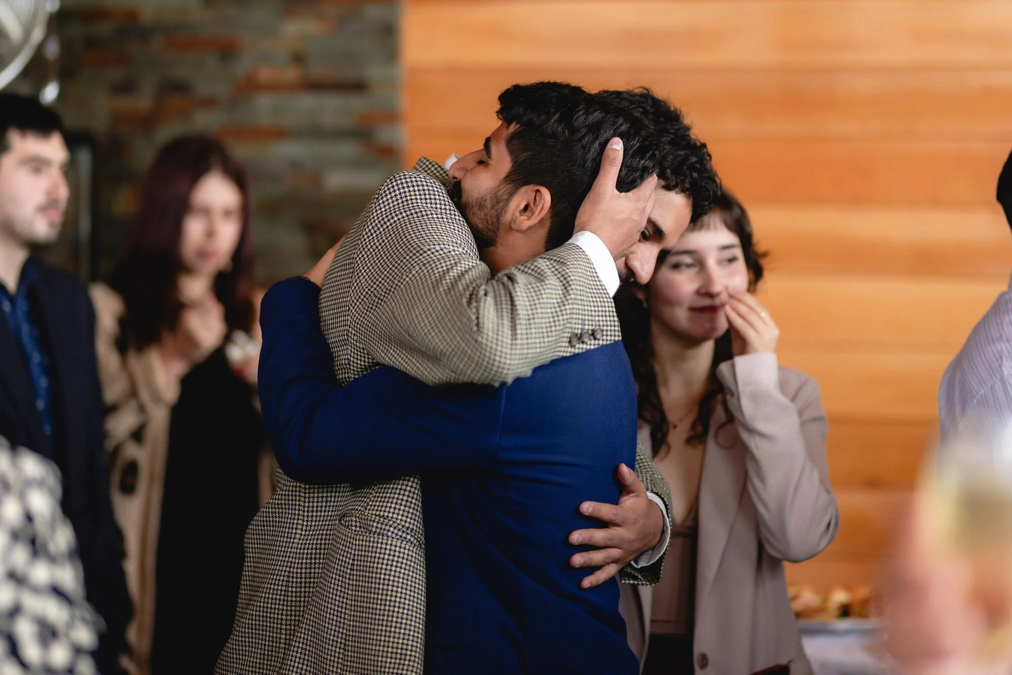 Abrazo de felicitaciones al novio tras la ceremonia civil en Castro, Chiloé	