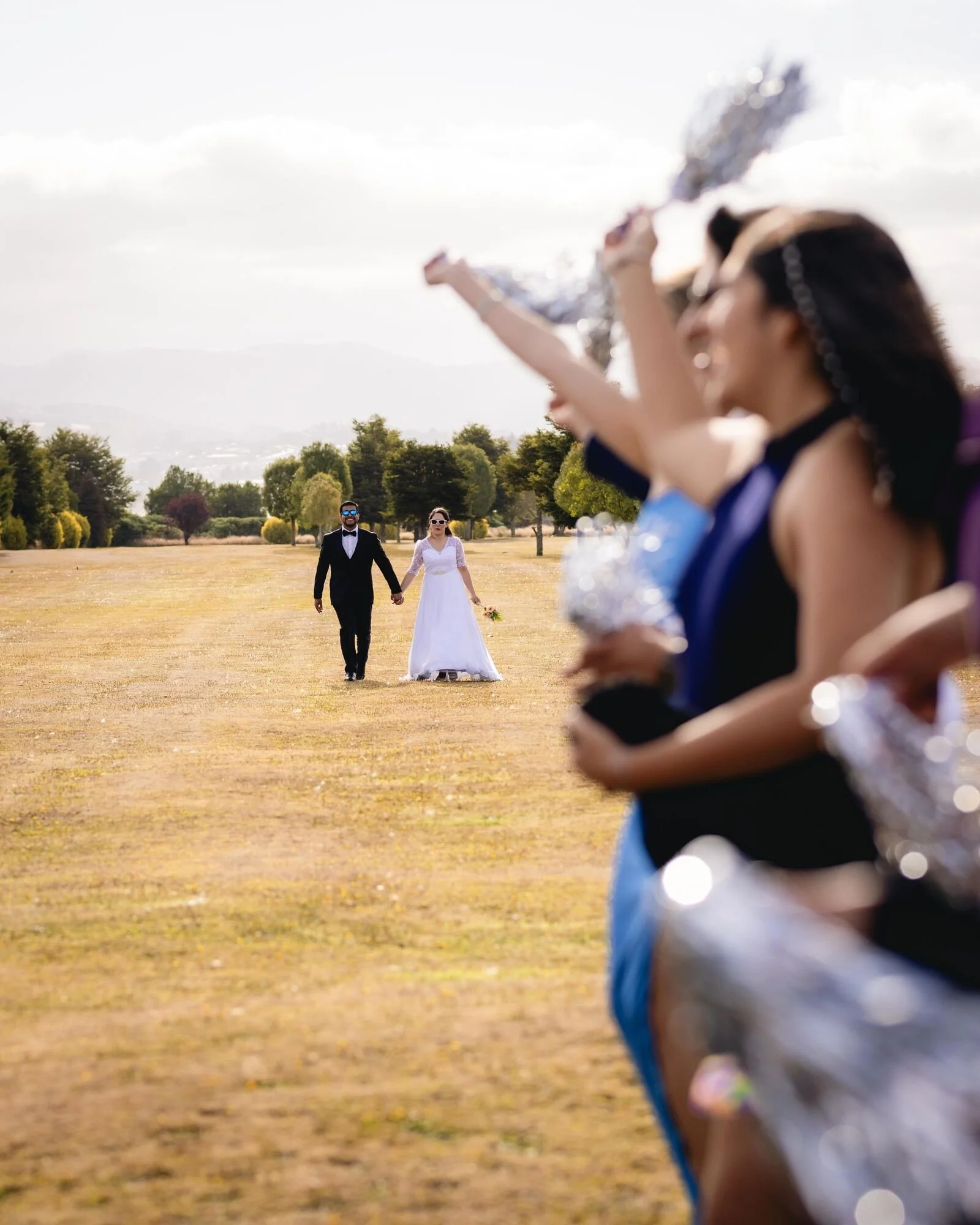 Los invitados esperan a los novios que caminan por el campo, Quilquico, Chiloé	