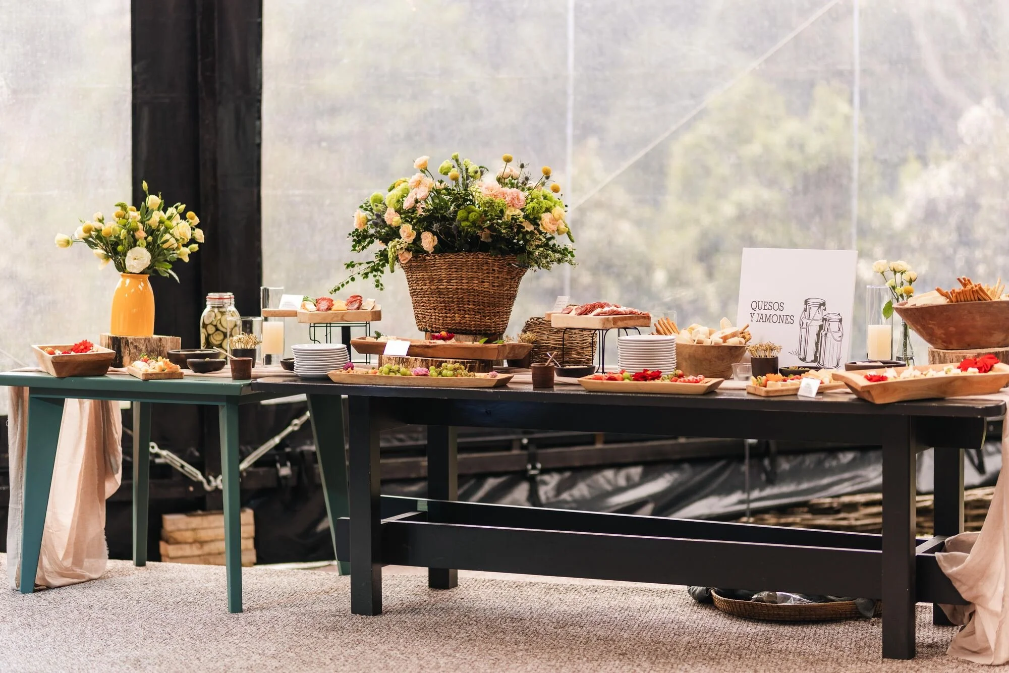 Mesa de banquetería con bocados y flores en el Hotel Refugia, Castro, Chiloé