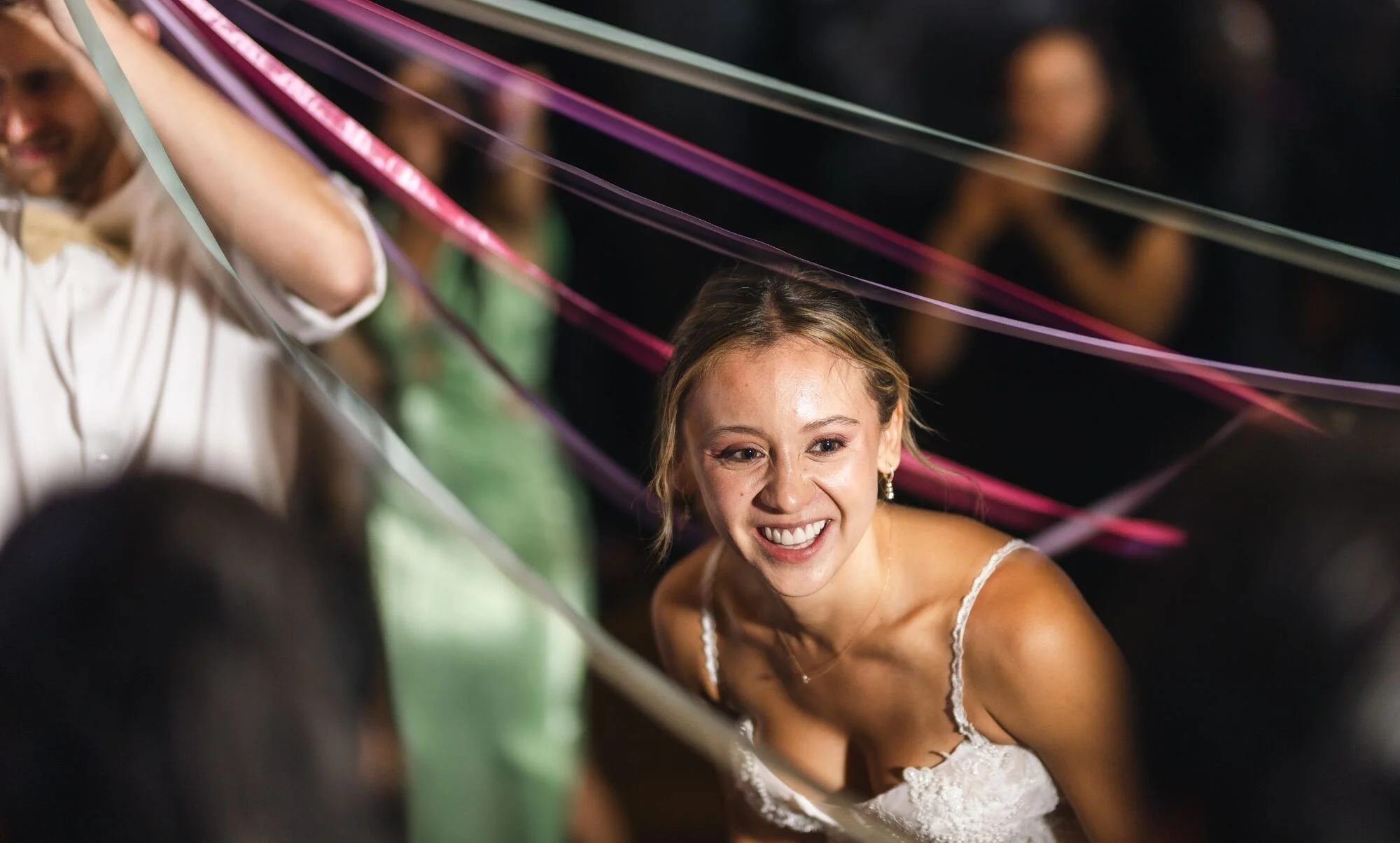 La novia sonriente durante el baile de cintas en Refugia, Castro, Chiloé