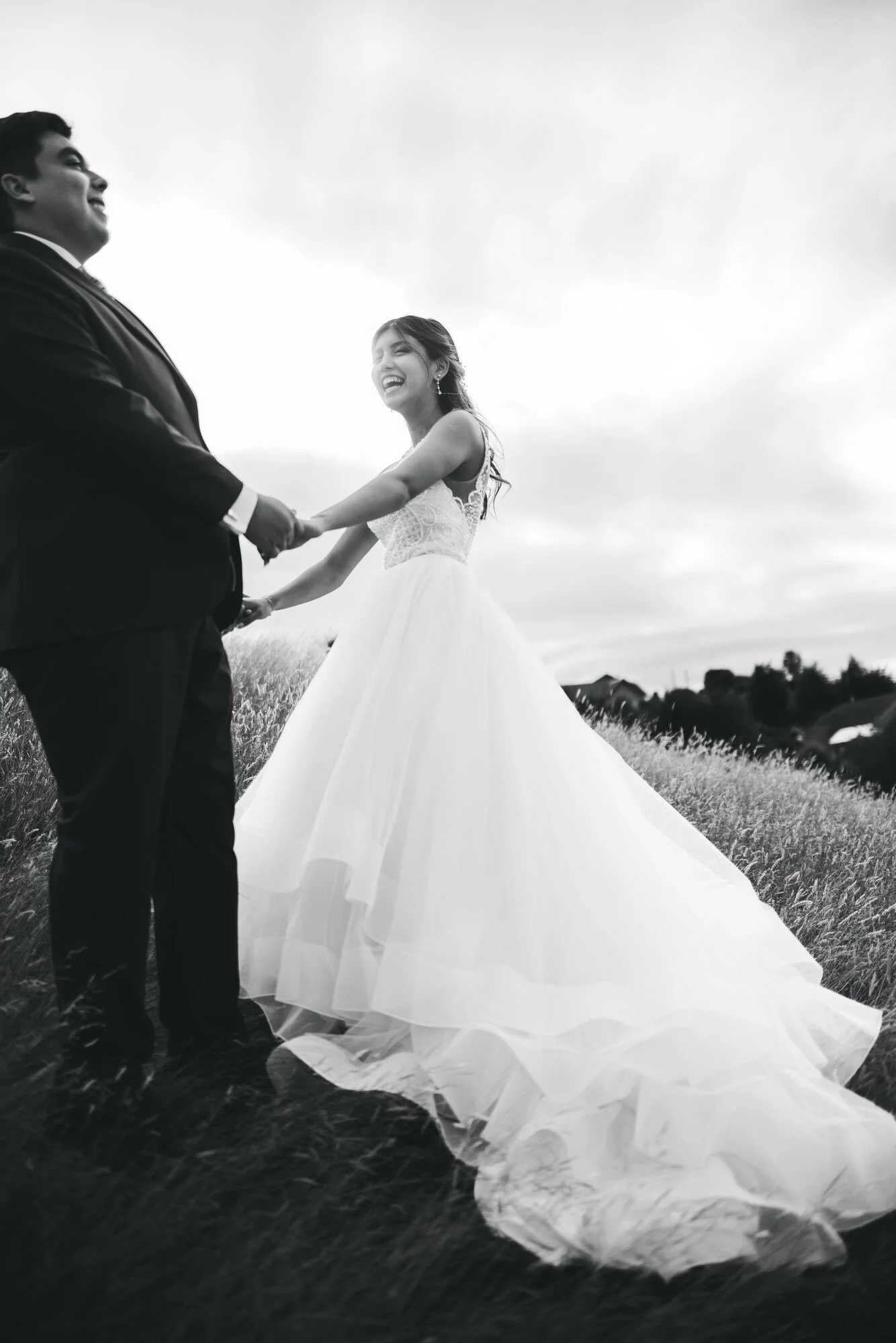 Los novios bailando en el campo, fotografía en blanco y negro, Castro, Chiloé