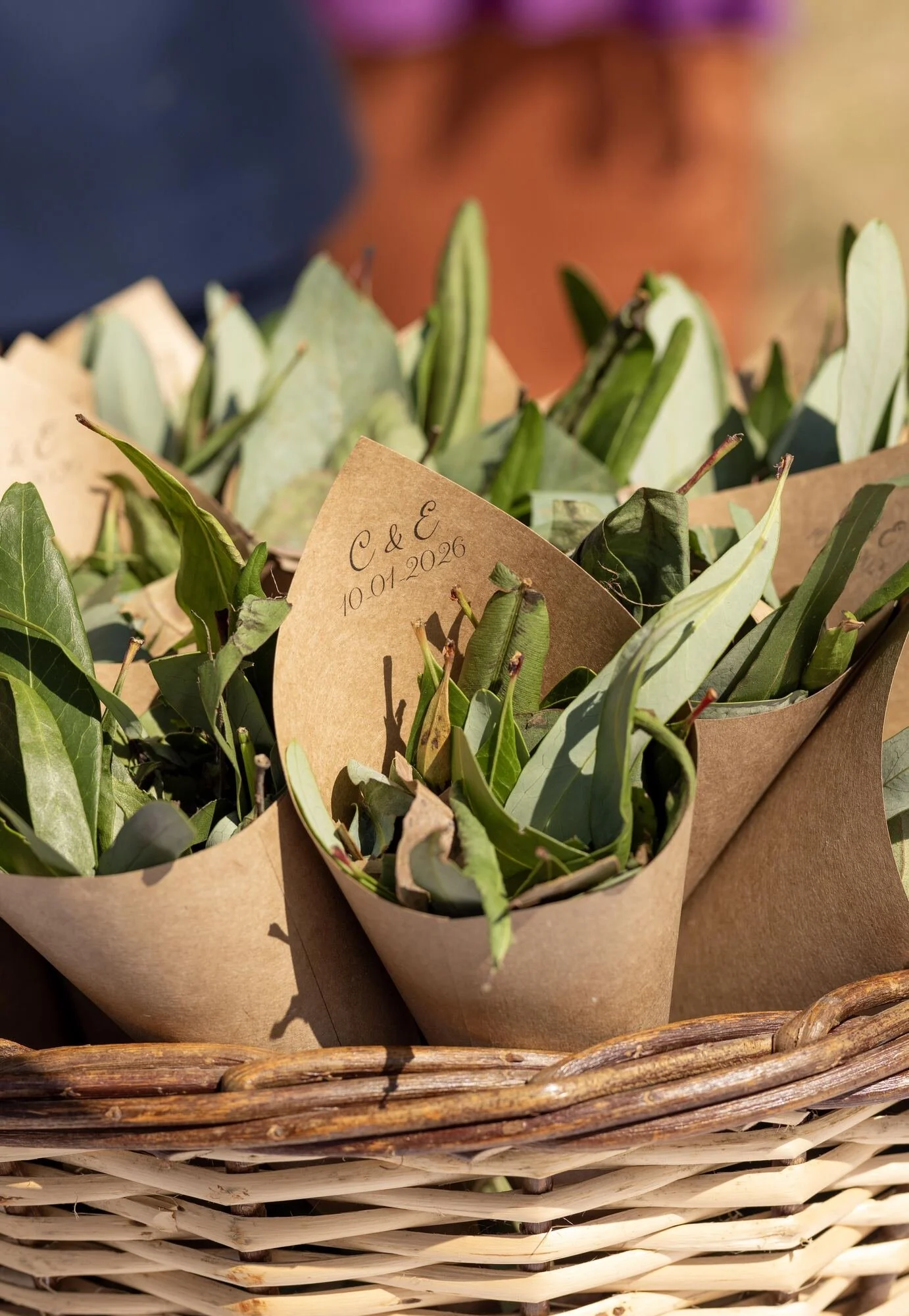 Conos de papel con pétalos preparados para recibir a los novios en una boda rústica en Ancud