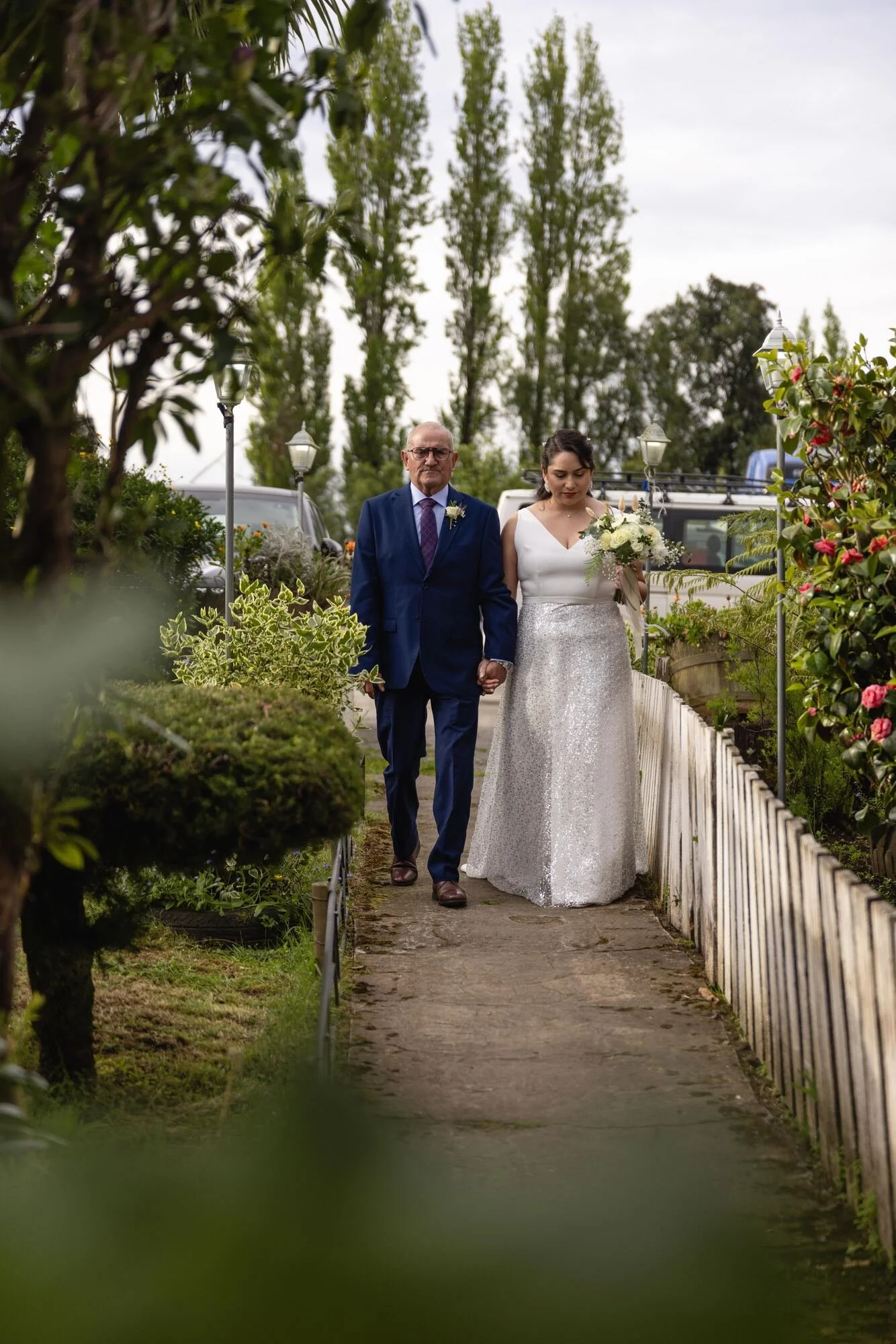 Entrada de la novia acompañada de su padre por el sendero del jardín, Castro, Chiloé	