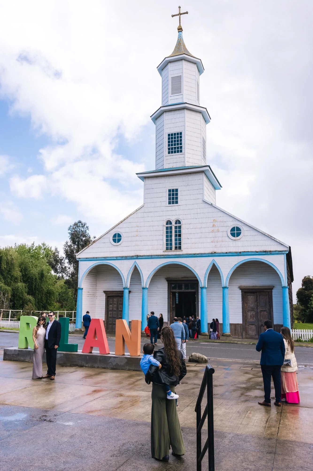 Fachada de una iglesia patrimonial de madera de Chiloé, lugar de la ceremonia	