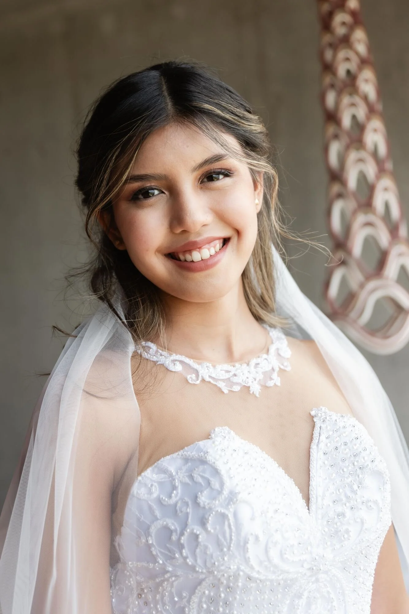 Retrato de la novia con su velo durante la recepción en Castro, Chiloé	