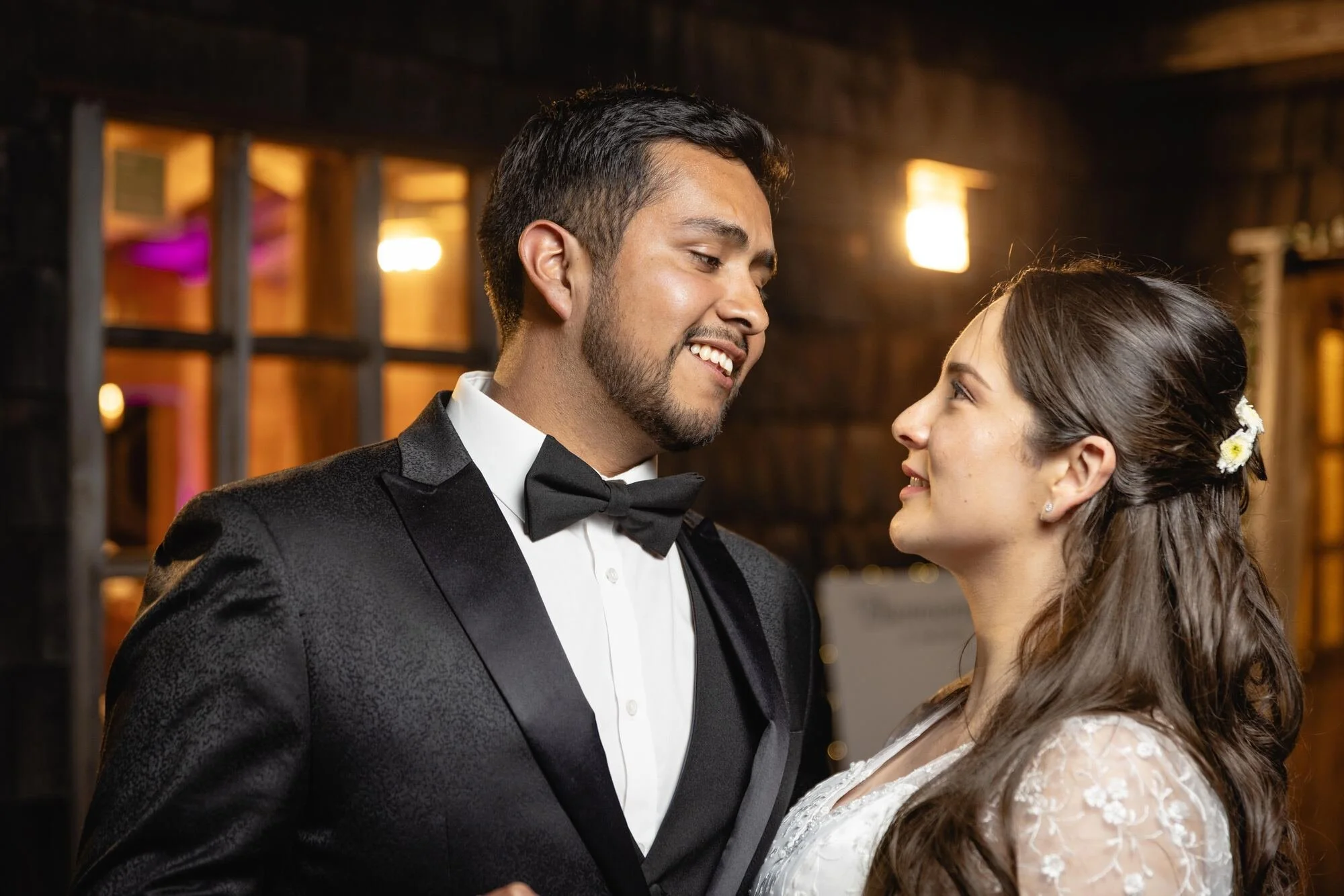 Los novios mirándose durante la celebración nocturna en Quilquico, Castro, Chiloé	