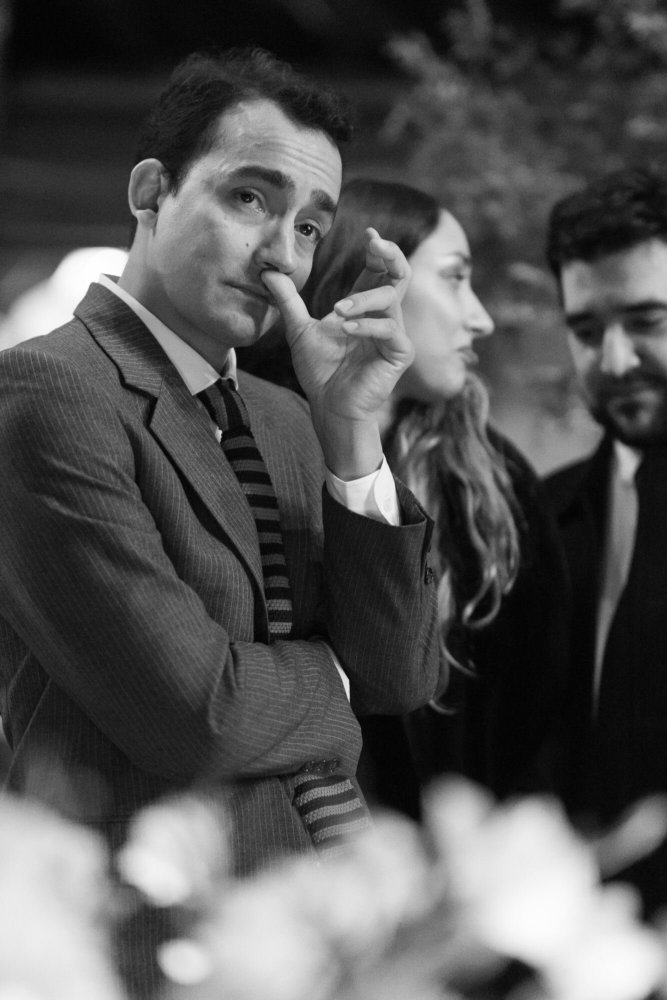 Invitado emocionado durante la ceremonia, en blanco y negro, Castro, Chiloé
