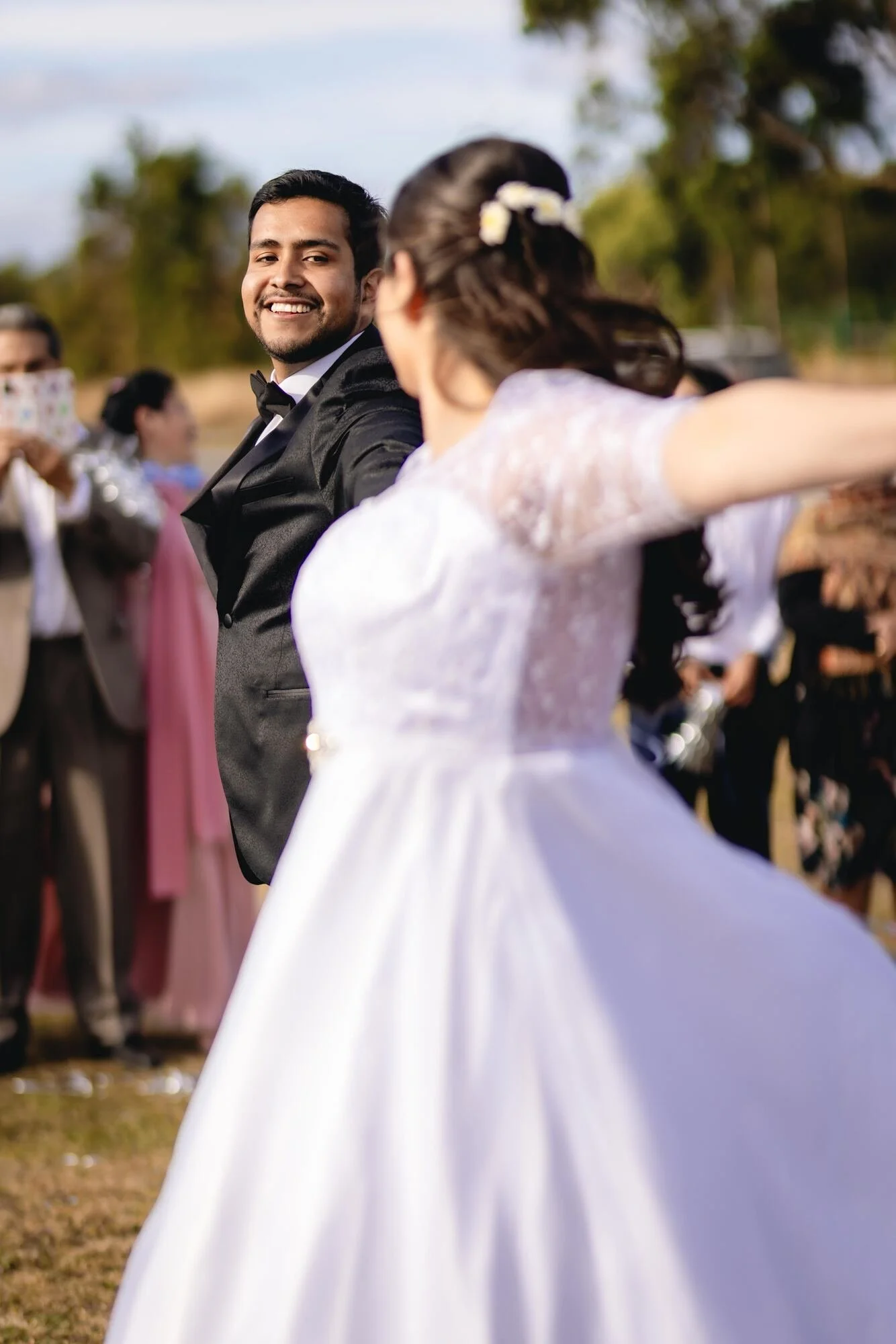 Músico tocando el teclado durante la ceremonia en Quilquico, Chiloé	