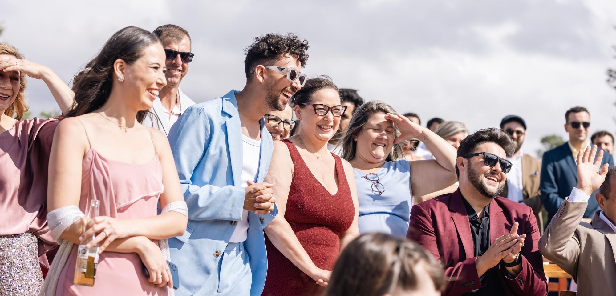 Invitados aplaudiendo emocionados durante la ceremonia al aire libre en Ancud, Chiloé