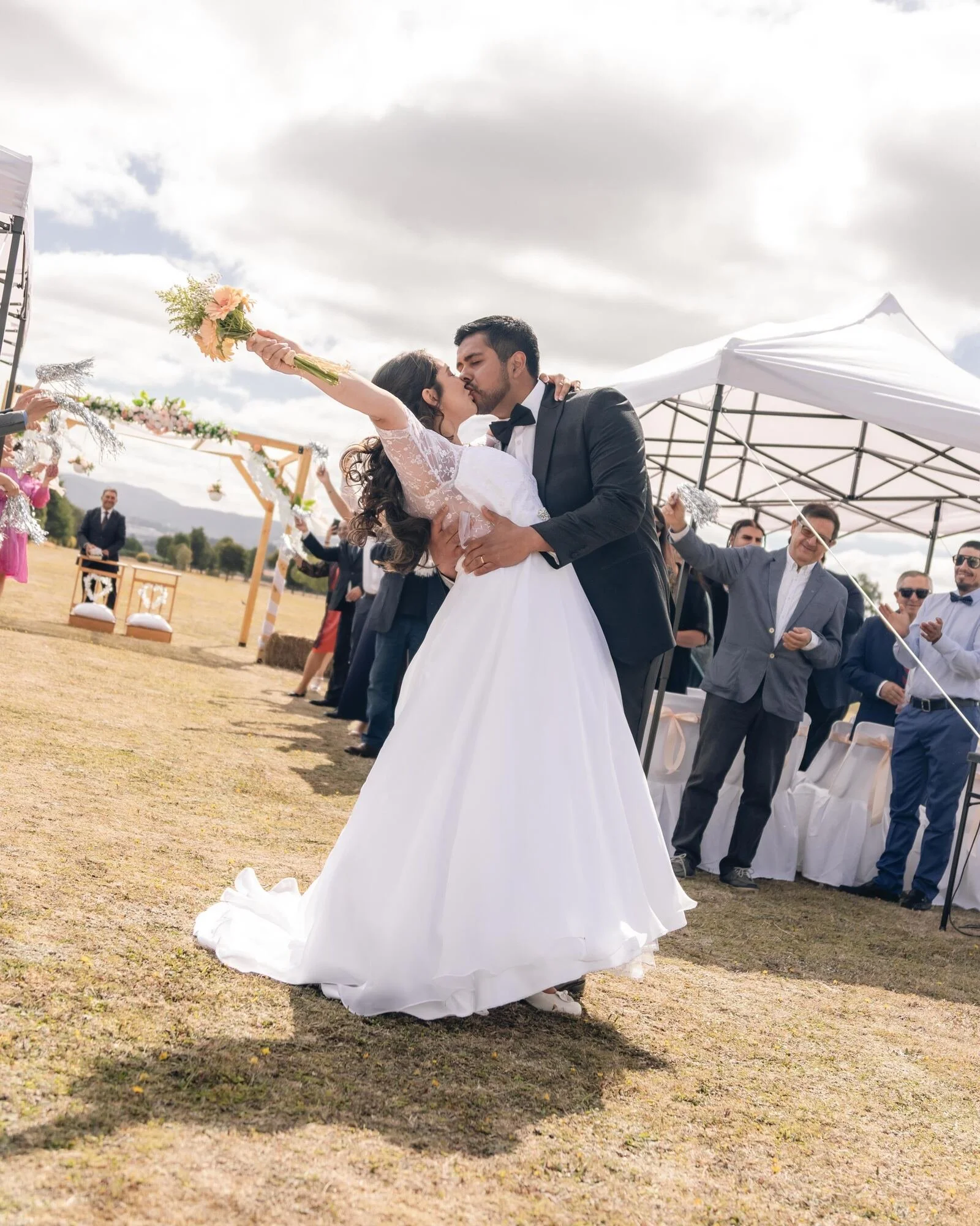 Beso de los novios al finalizar la ceremonia al aire libre en Quilquico, Chiloé	