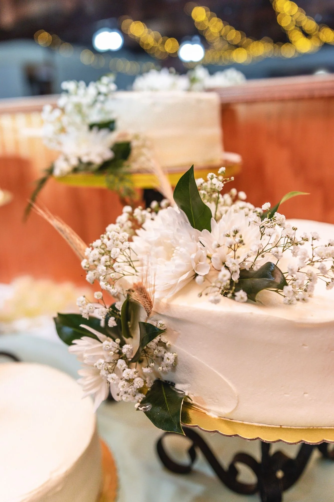 Torta de matrimonio decorada con flores blancas durante la fiesta en Castro, Chiloé	