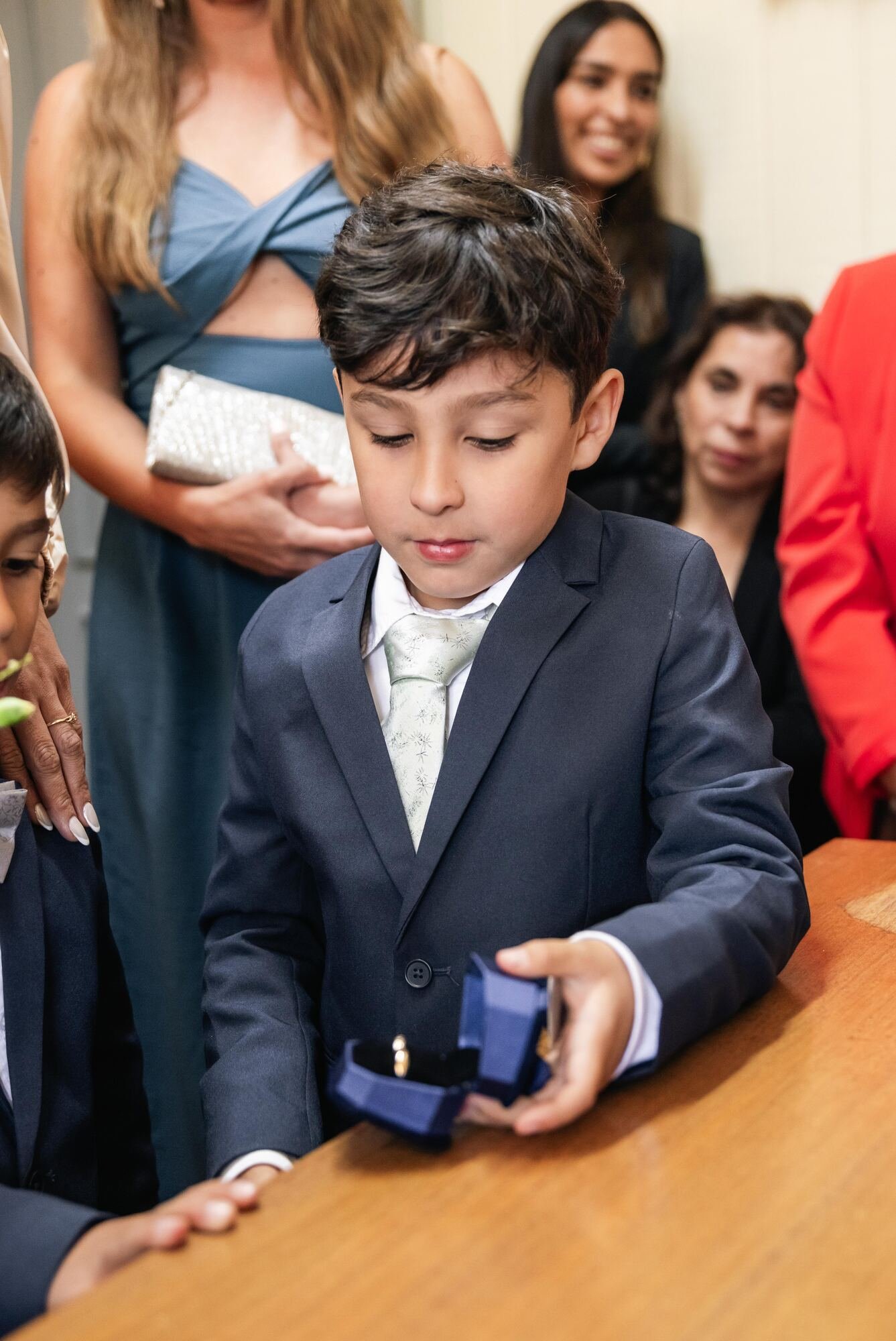 Niño de las arras con la caja de argollas en el Registro Civil de Dalcahue, Chiloé	