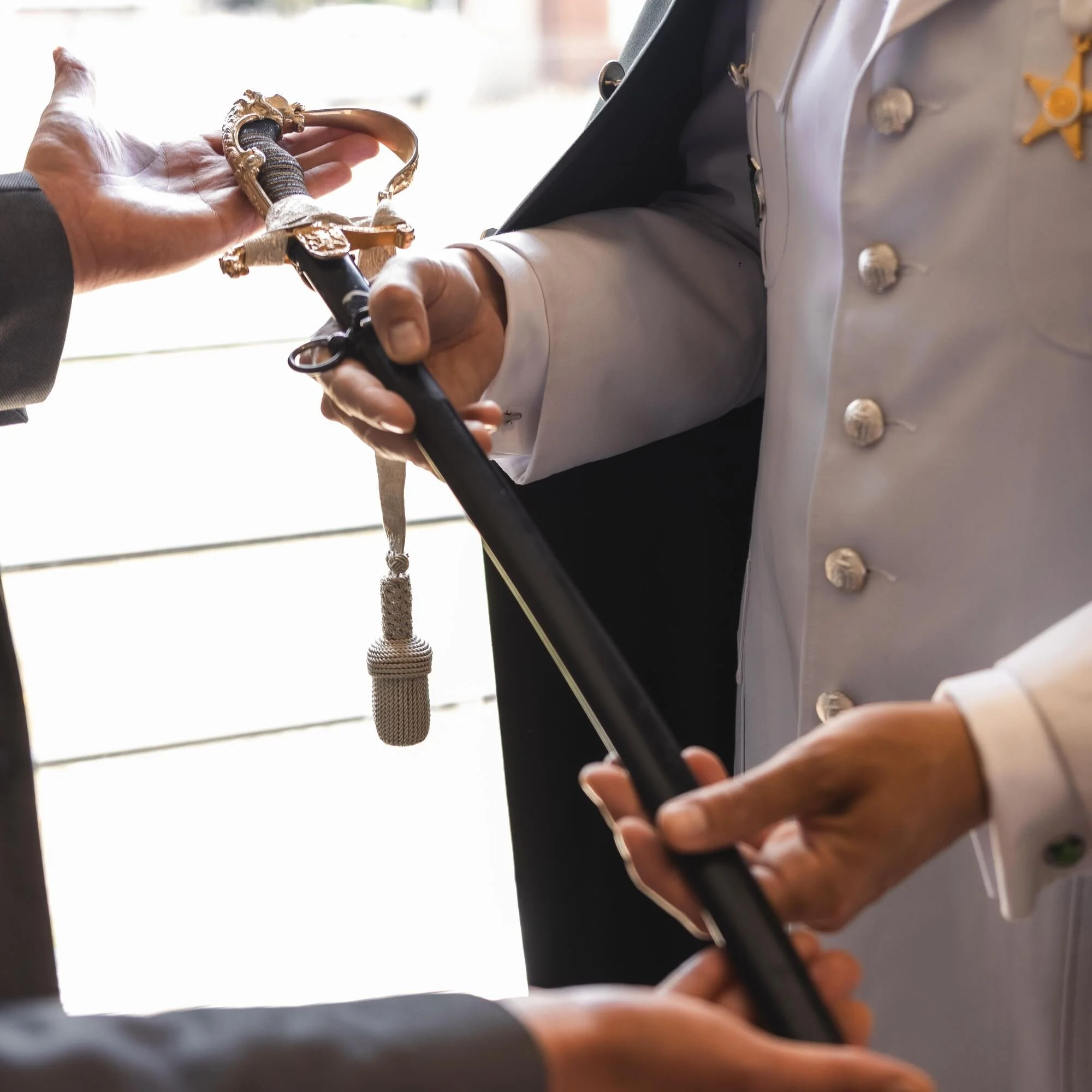 Detalle del sable de honor entregado al novio durante su boda militar en Castro, Chiloé