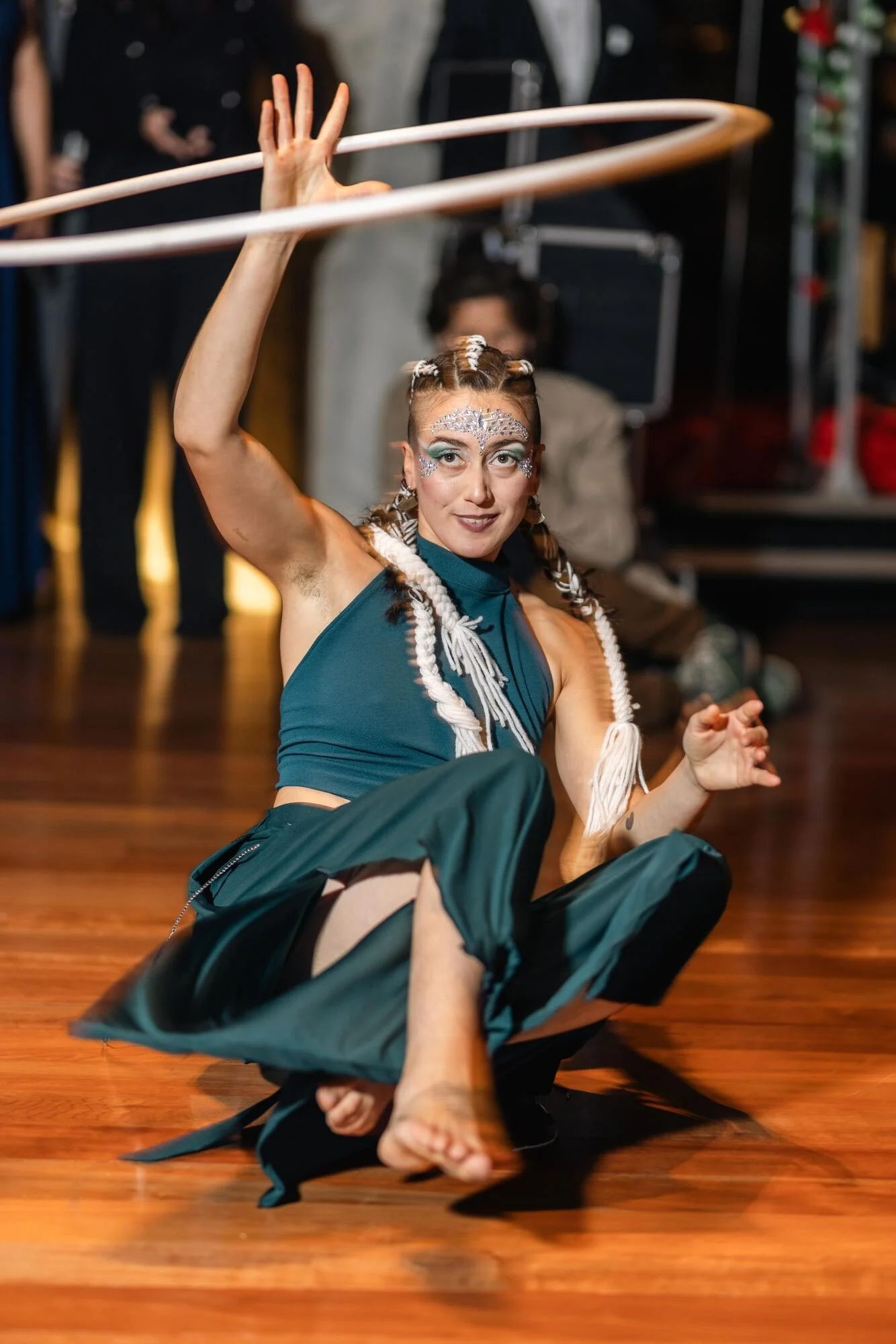 Bailarina de aro durante el show de la fiesta de matrimonio en Castro, Chiloé