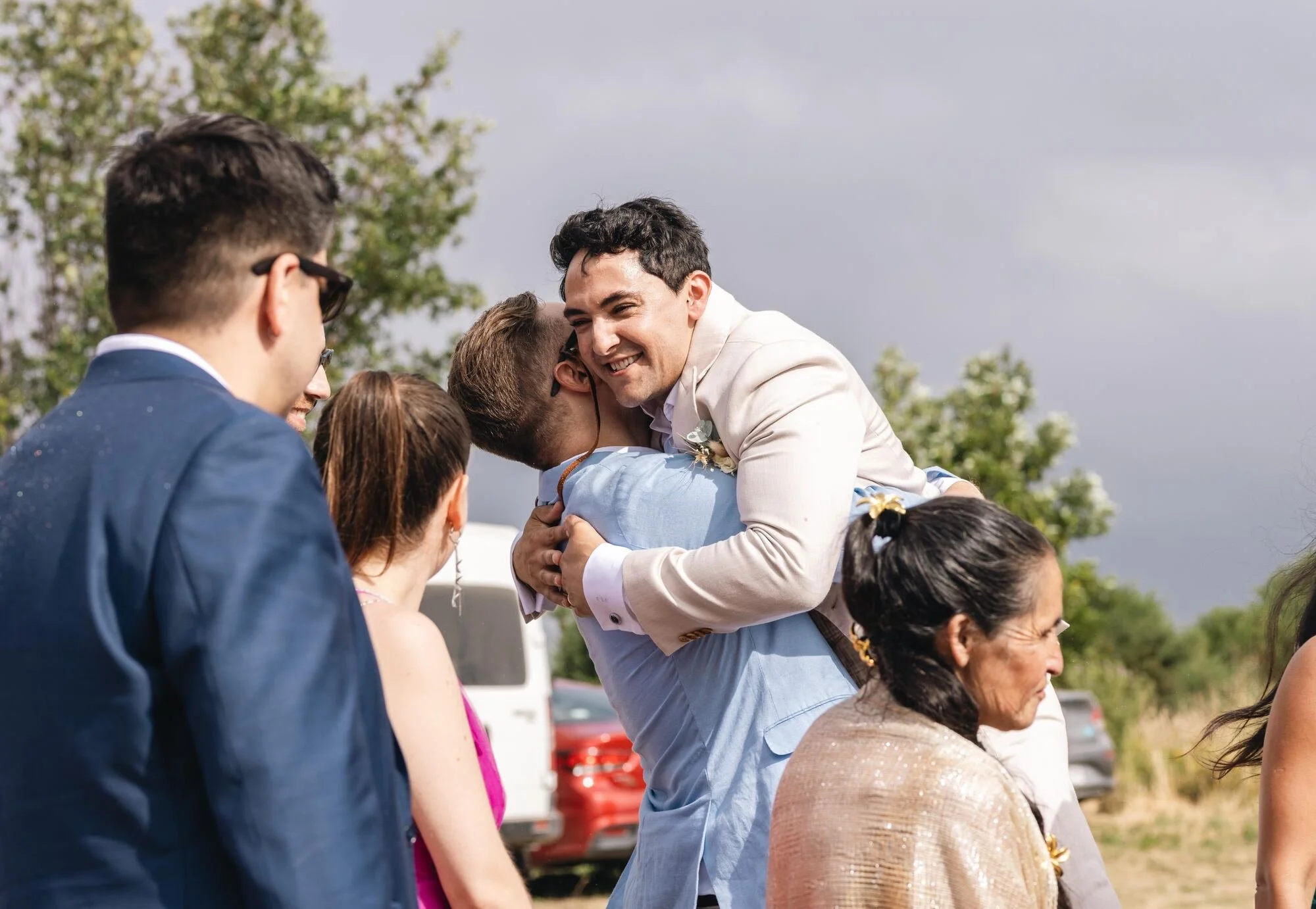 Invitados felicitando y abrazando a los novios tras la ceremonia campestre en Chiloé