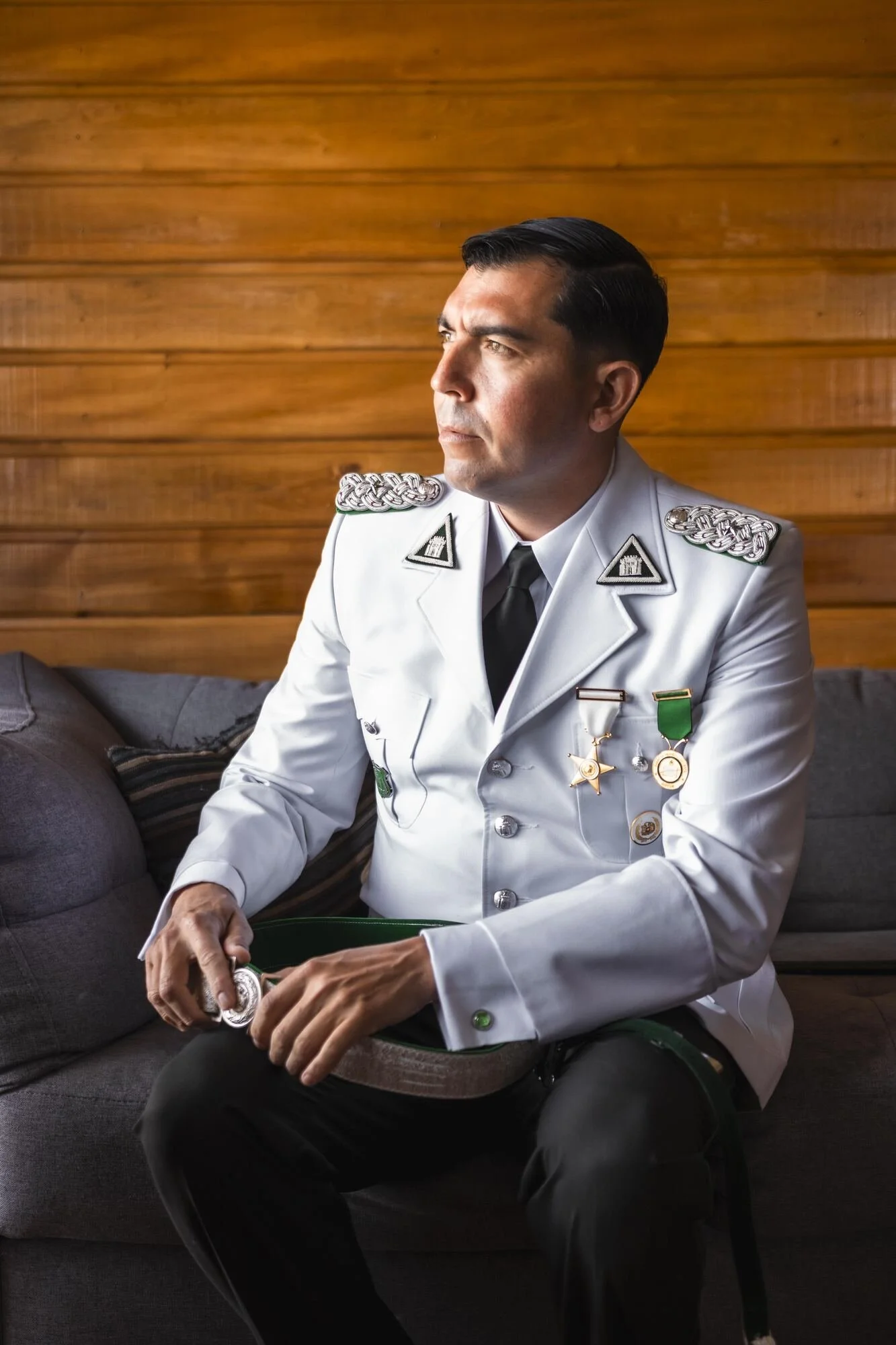 Retrato del novio con uniforme militar de gala antes de la ceremonia en Castro, Chiloé