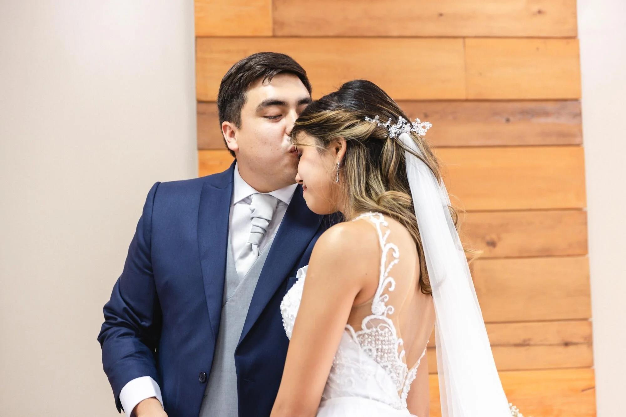 Los novios abrazados antes de la ceremonia en Castro, Chiloé