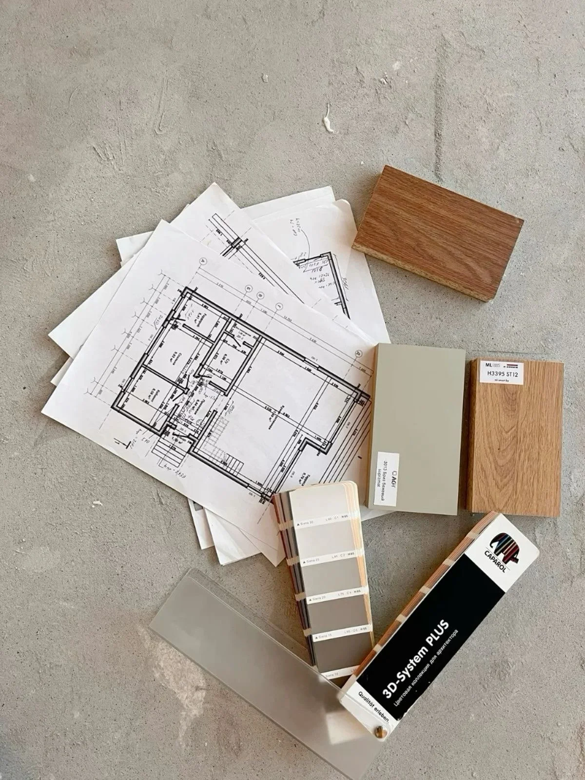 Architekturpläne, Holzproben und Farbfächer aus dem Designprozess bei Jeseva