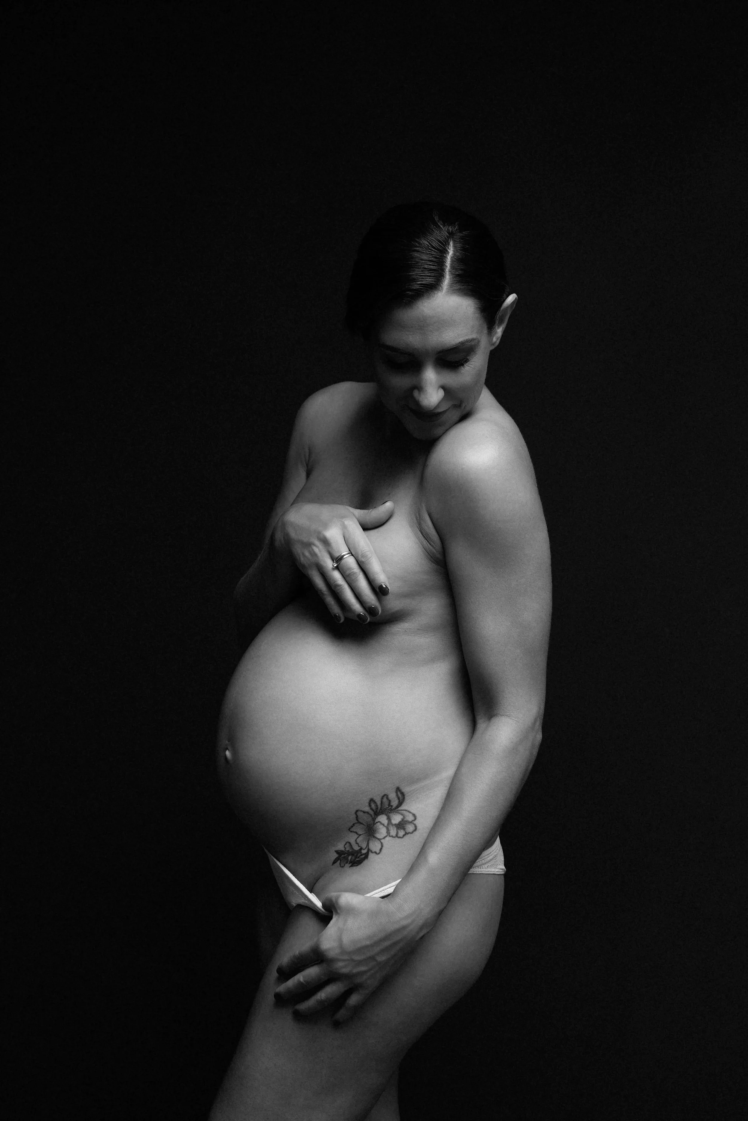 Anna Robertson_maternity 2026_0091-Evoto_bw.webp