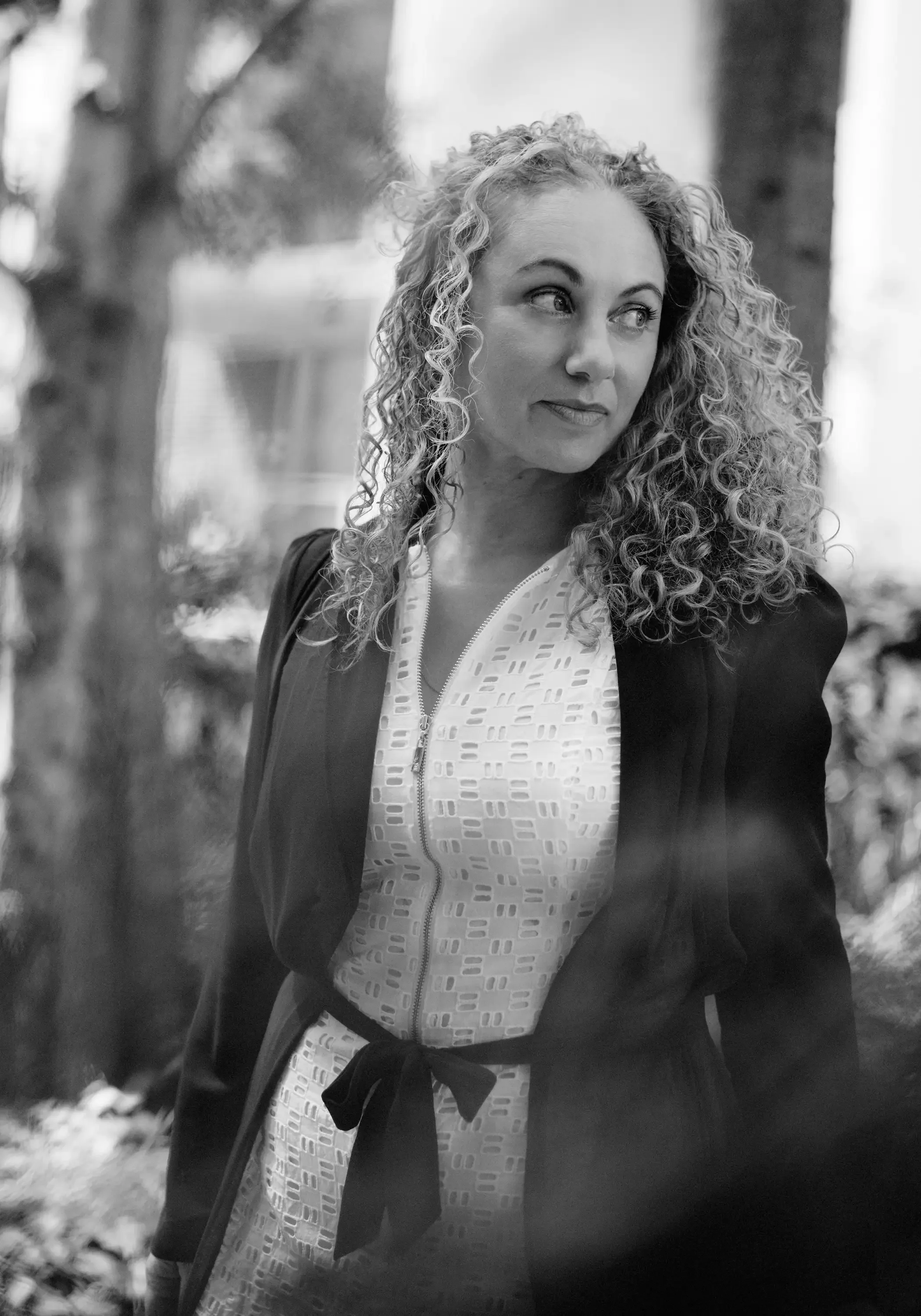 vividity-jennifer-taylor-curls-bw-01.webp